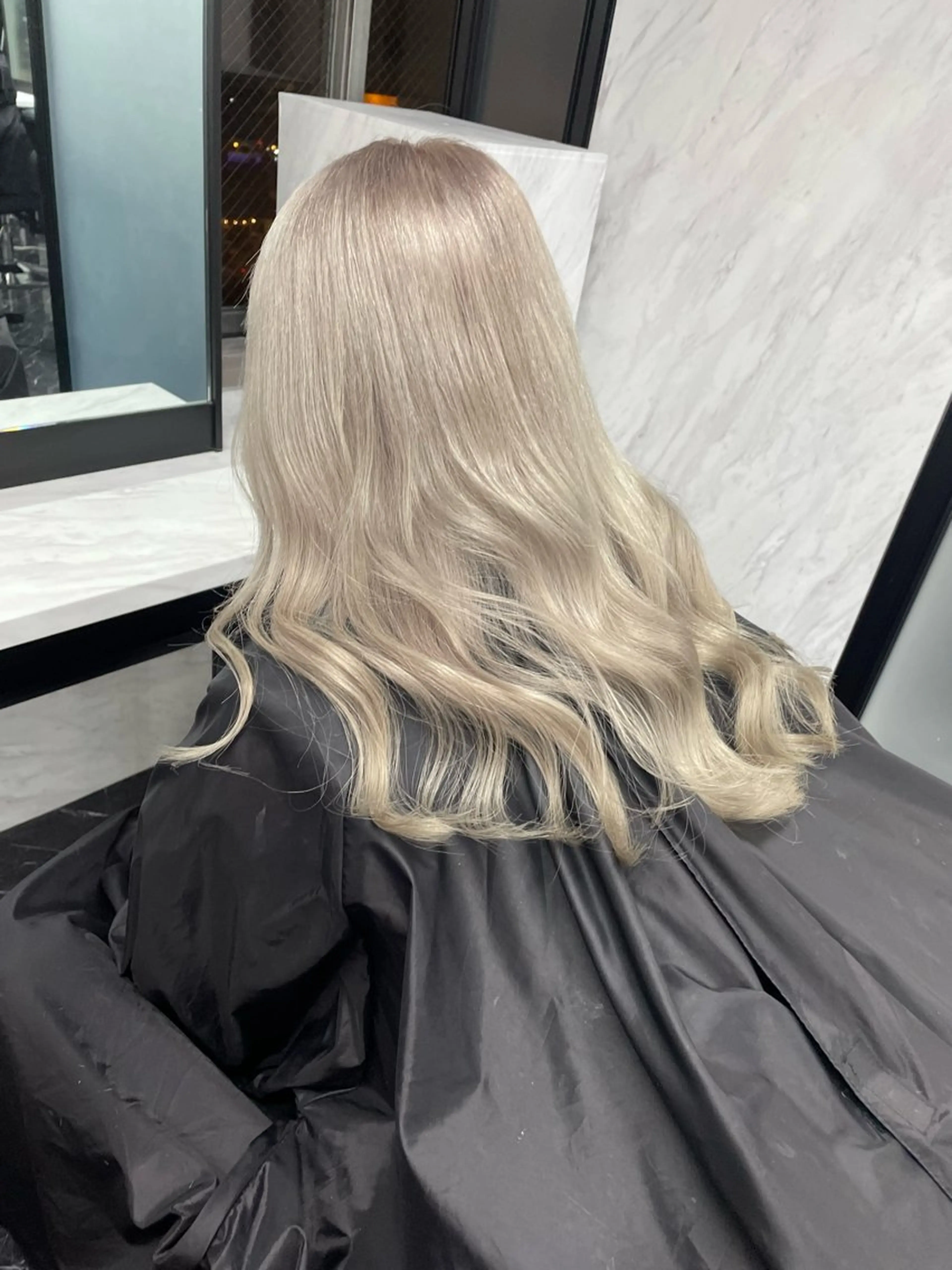 ロング カラー ベージュカラー ホワイトベージュ ヘアカラー トリートメント Ria OSAKA　梅田所属・マリカ🦋韓国 ハイトーン/エクステのヘアスタイル