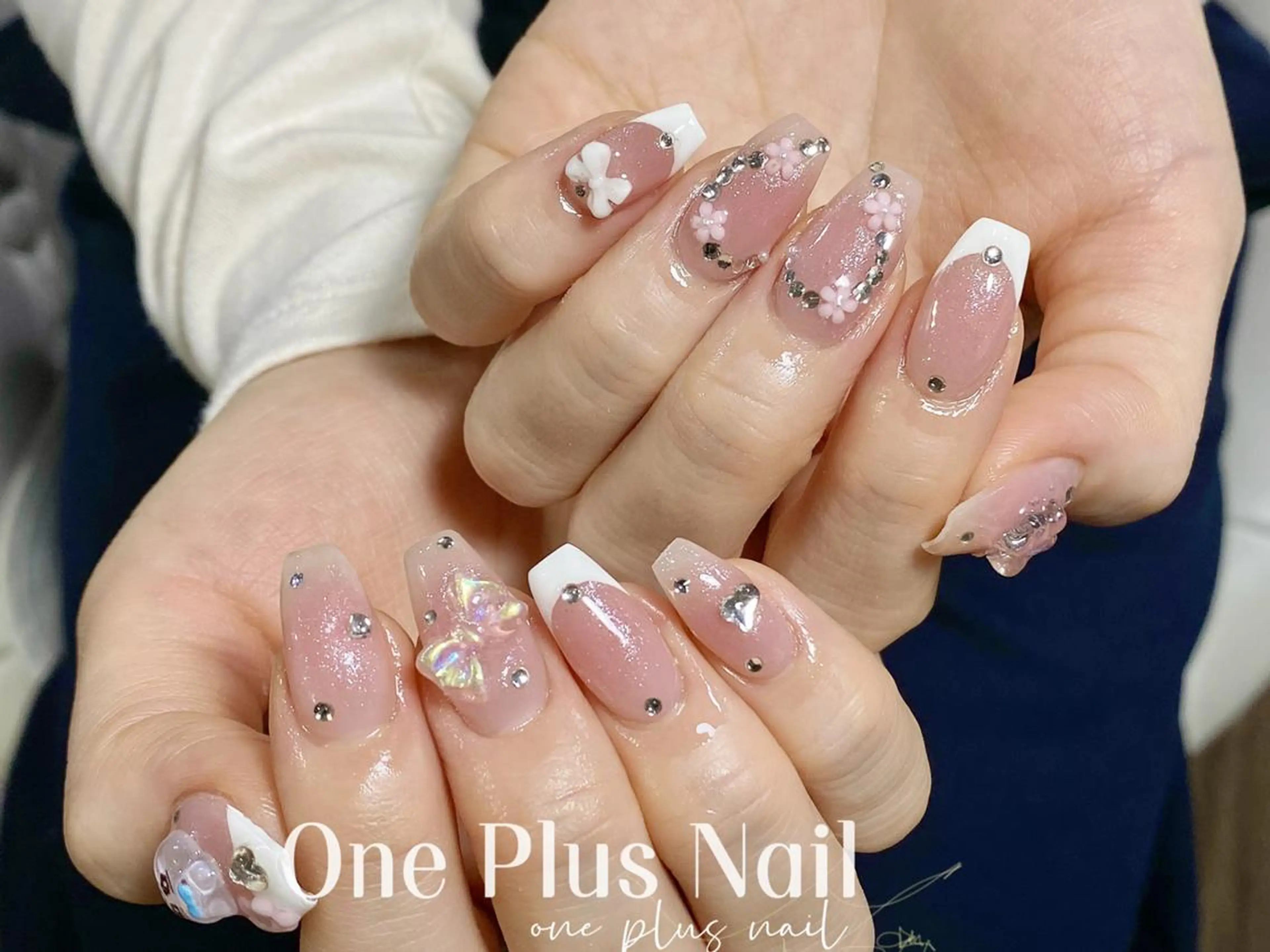 ネイル オーロラネイル フレンチネイル ガーリー オフィスネイル ピンク ハンドネイル One Plus Nail Salonのネイルデザイン