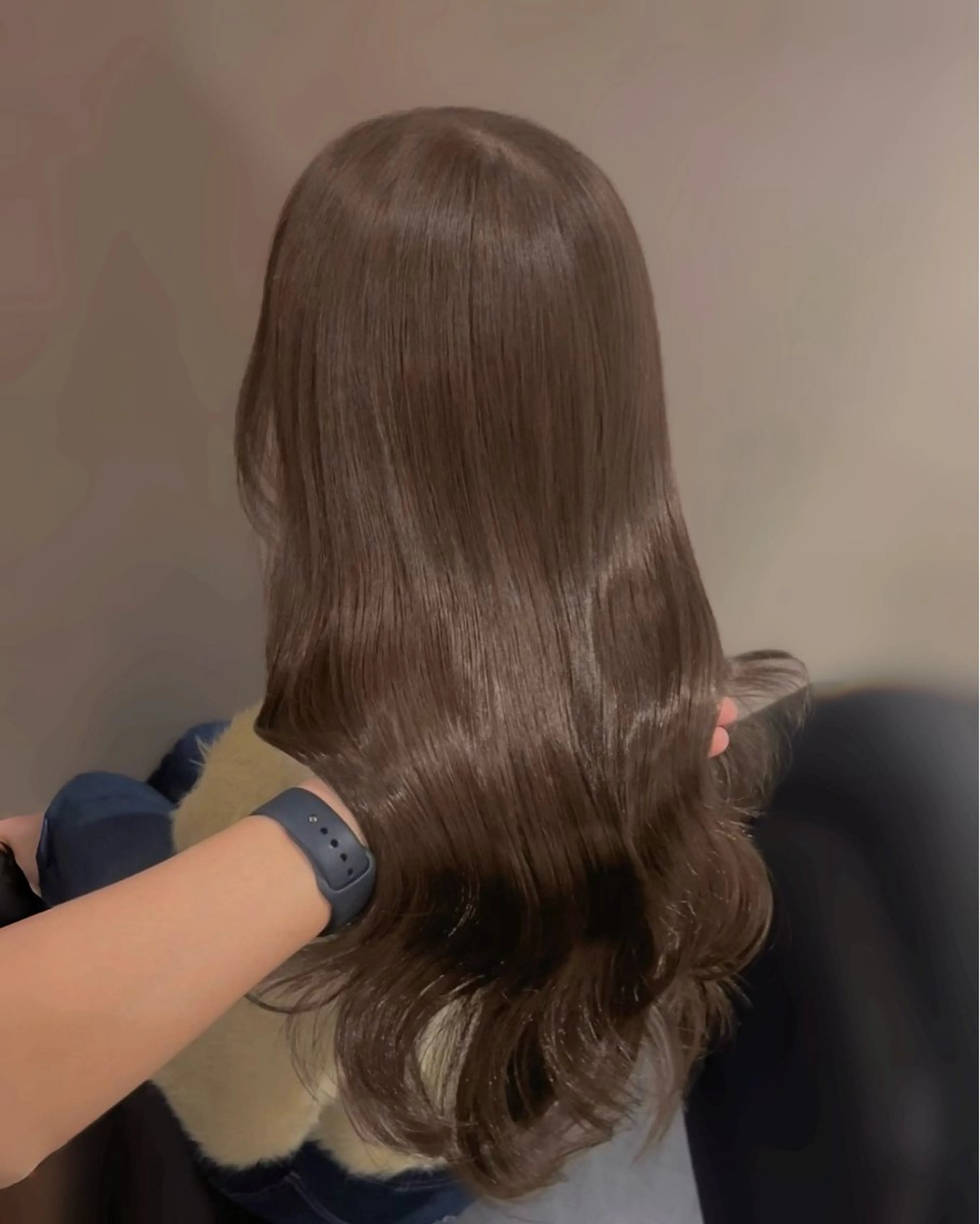 ミディアム カラー パーマ アッシュ アッシュグレー アッシュグレージュ ベージュカラー ブリーチ カット ヘアカラー トリートメント ブリーチなし/ ベージュ/akiraのヘアスタイル