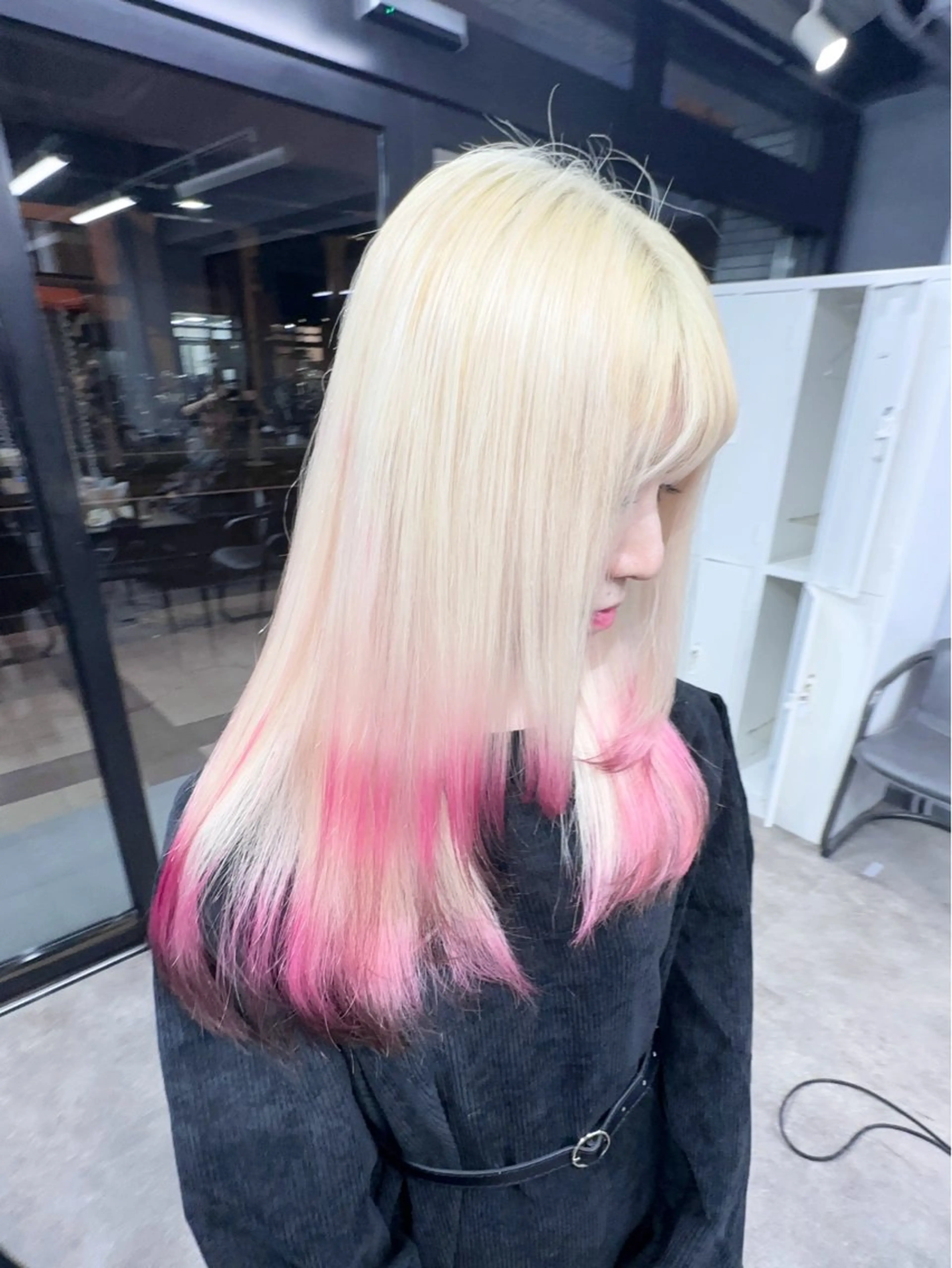 ロング 前髪カット🩶レイヤ ー🩶ハイトーン🩶のヘアスタイル