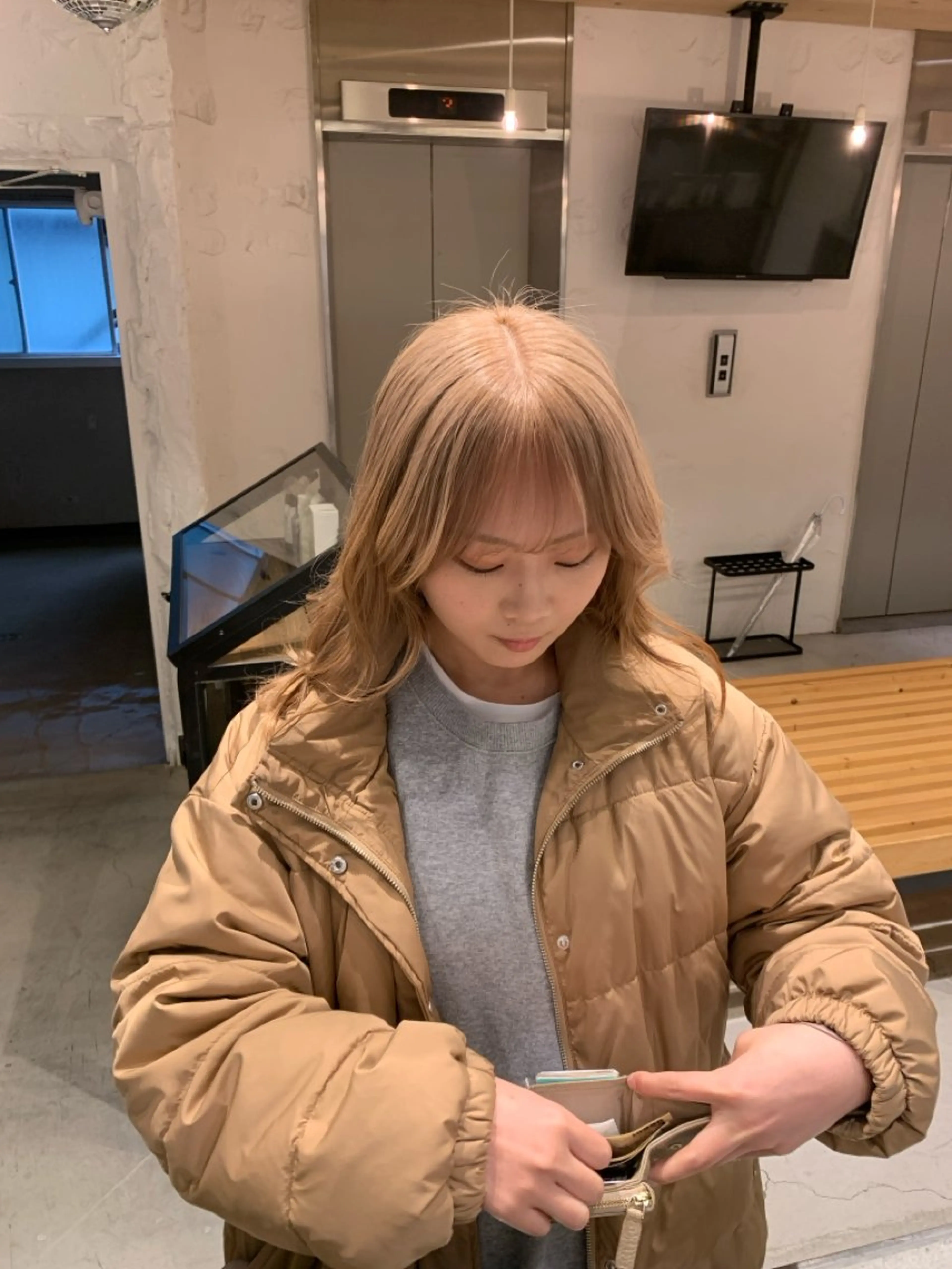 セミロング カラー ヘアアレンジ ベージュカラー ブリーチ ハイトーンカラー シルバー ヘアカラー 🌈難波🌈ベージュ カラー【ヒロム】のヘアスタイル