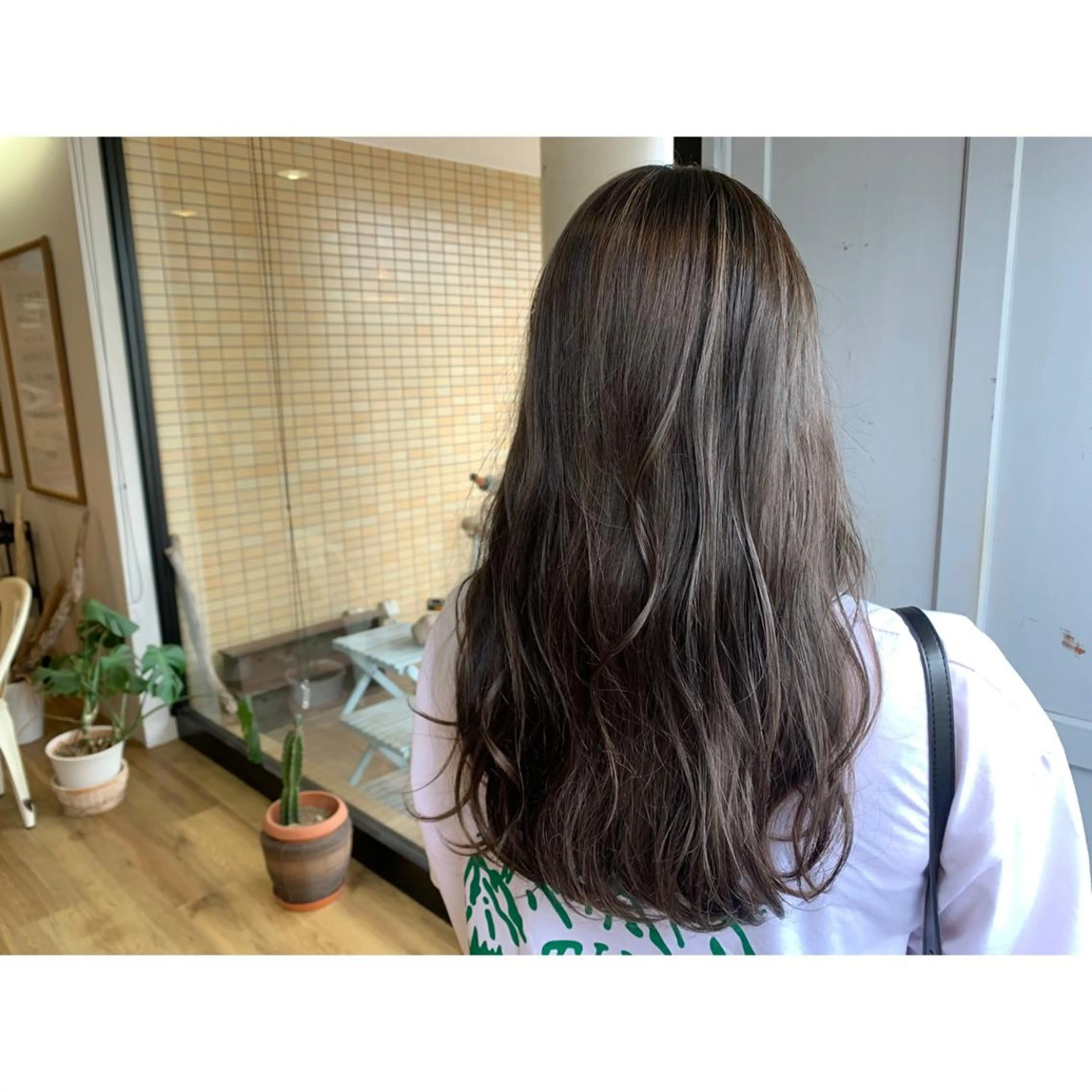ロング カラー グレージュ ハイライトカラー ハイライト ヘアカラー トリートメント ツキダテ ユイのヘアスタイル