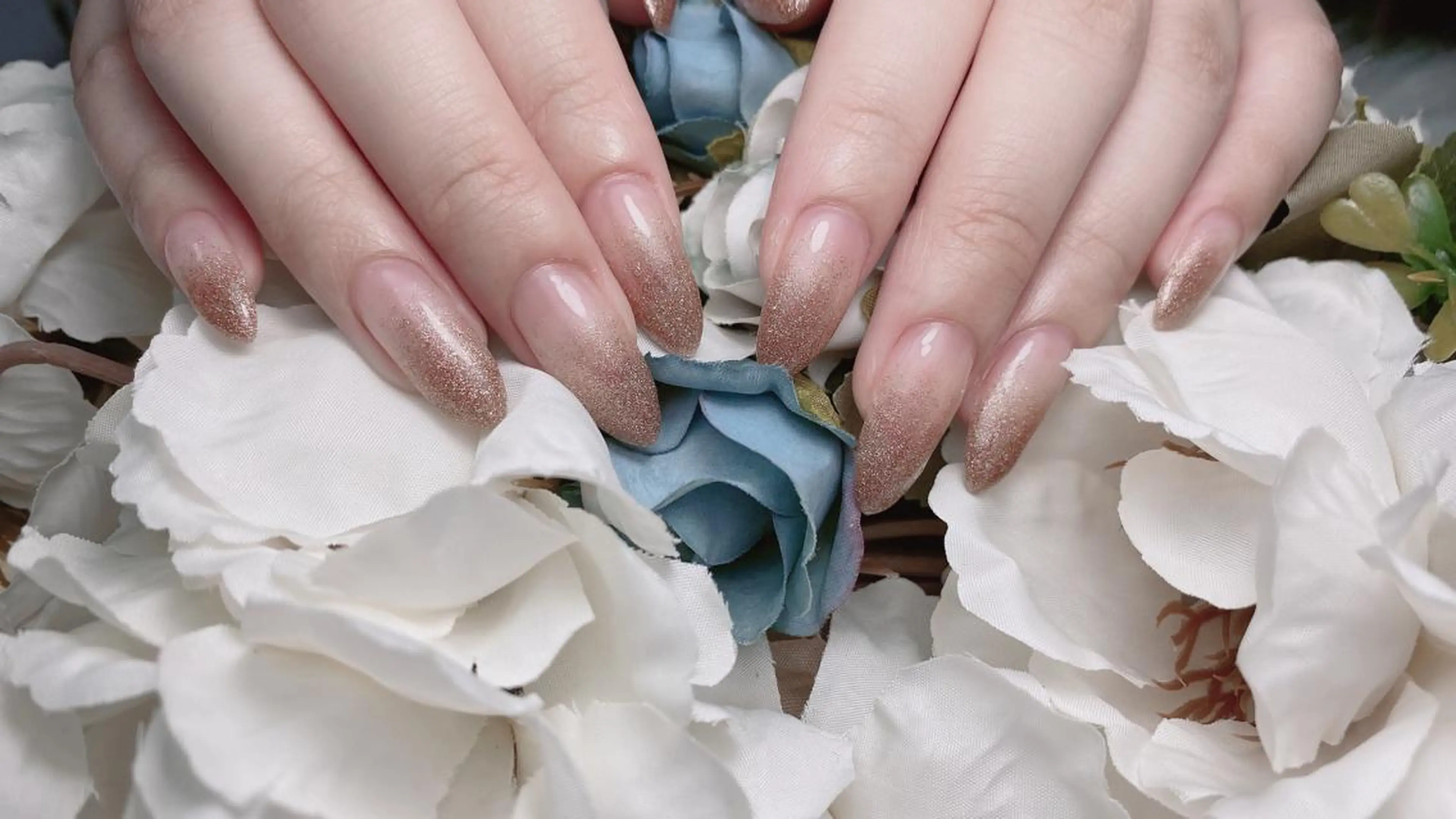 ジェルネイル　初回ソフトジェルオフ＋ケア無料　ラメグラデーション(4500円→3400円)の写真