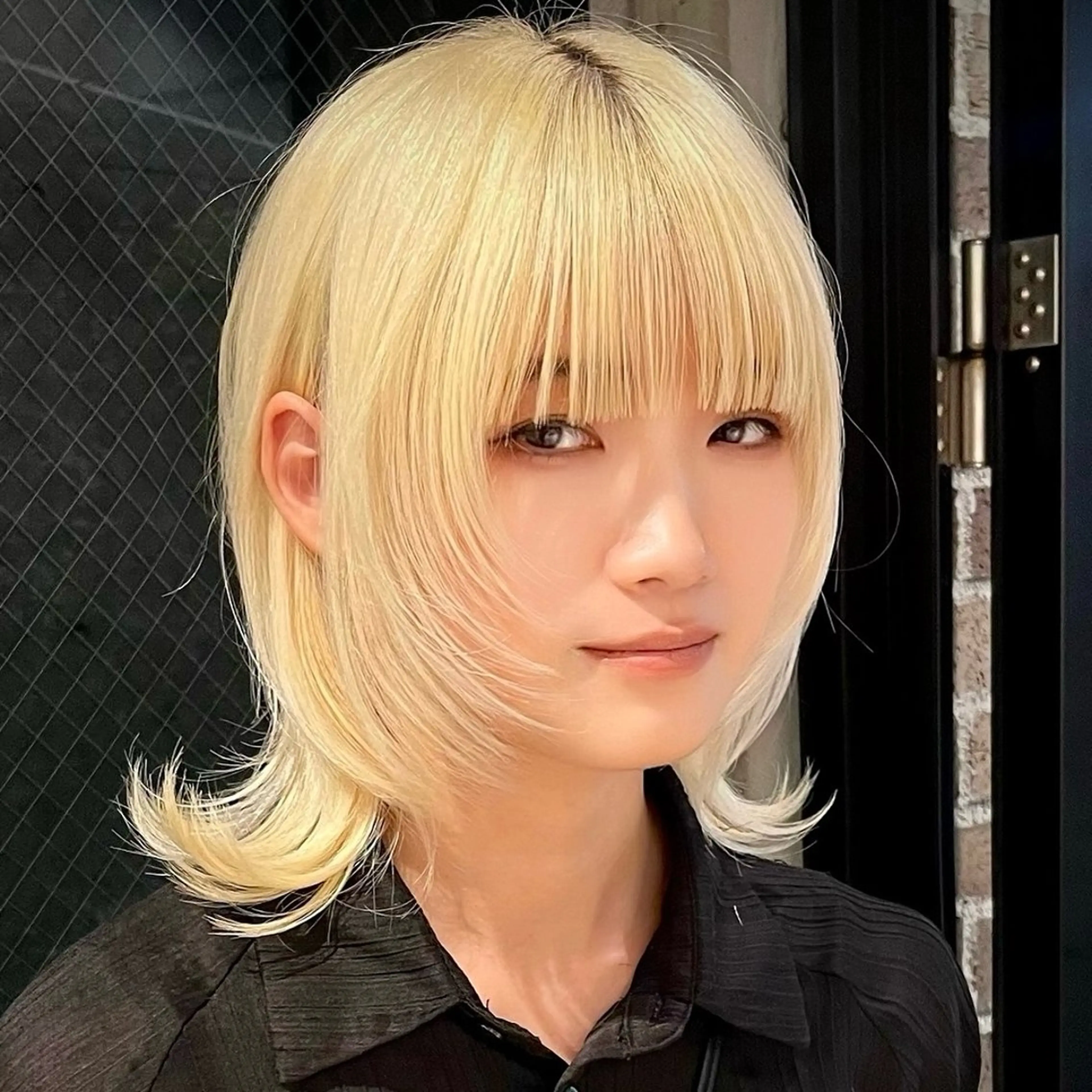 ミディアム ウルフとハイトーン オタク美容師のユウトのヘアスタイル