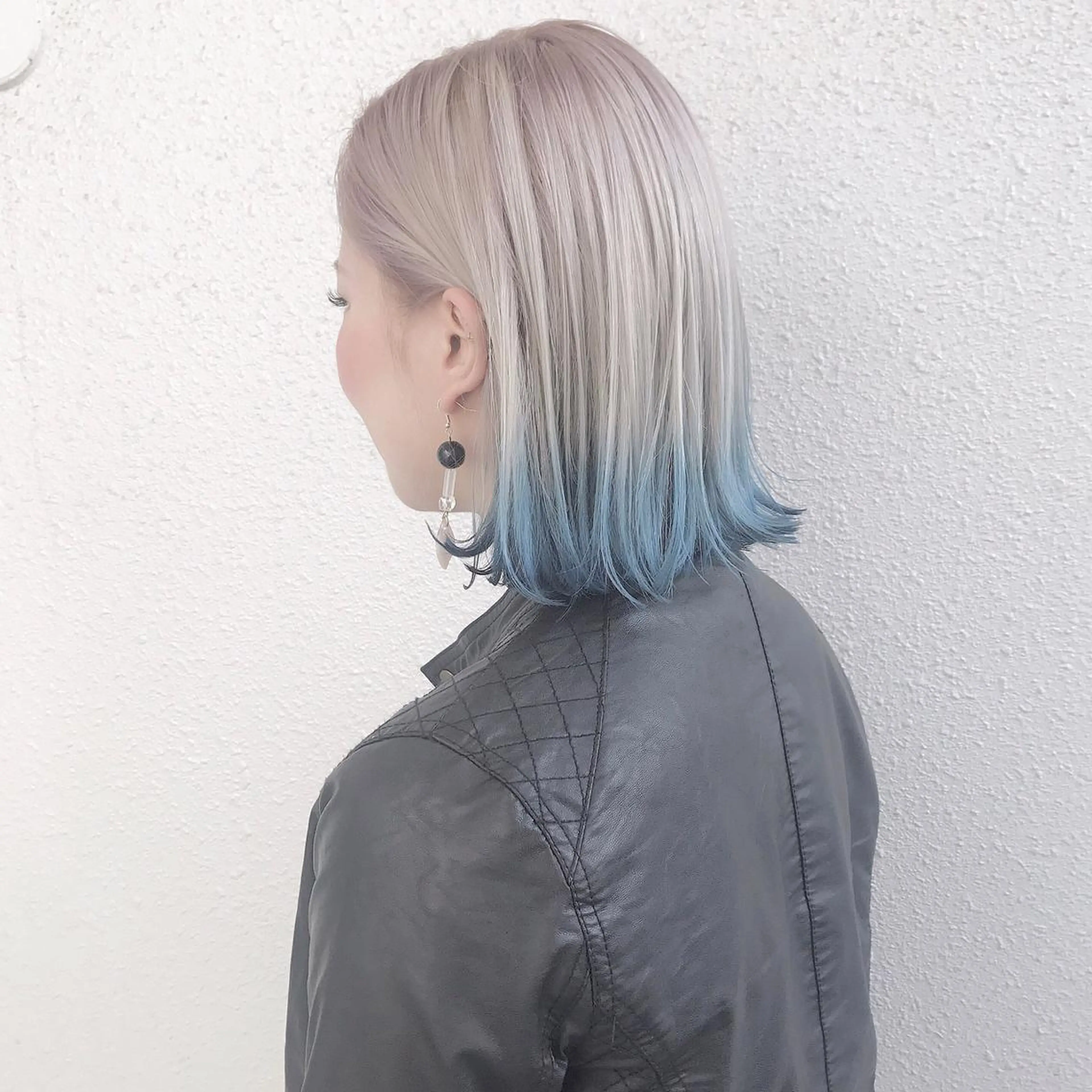 ミディアム カラー ブリーチ ブロンド ブルーカラー ホワイトブロンド トリートメント CHERIEブリーチ ダブルカラー　天神のヘアスタイル