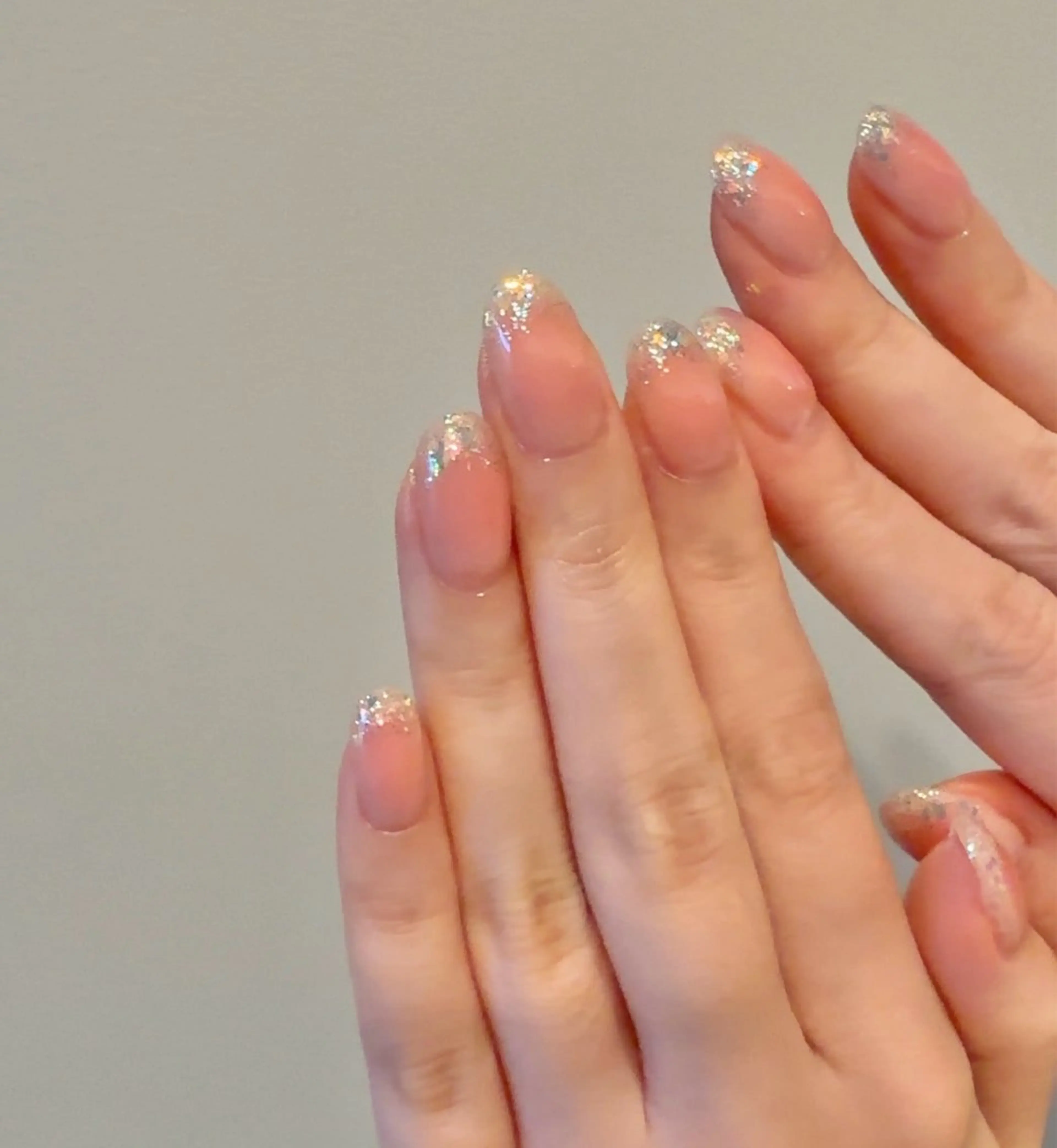 ネイル チークネイル ラメ(グリッター) 水色 ピンク ハンドネイル nail  LATTE所属・nail Latteのネイルデザイン