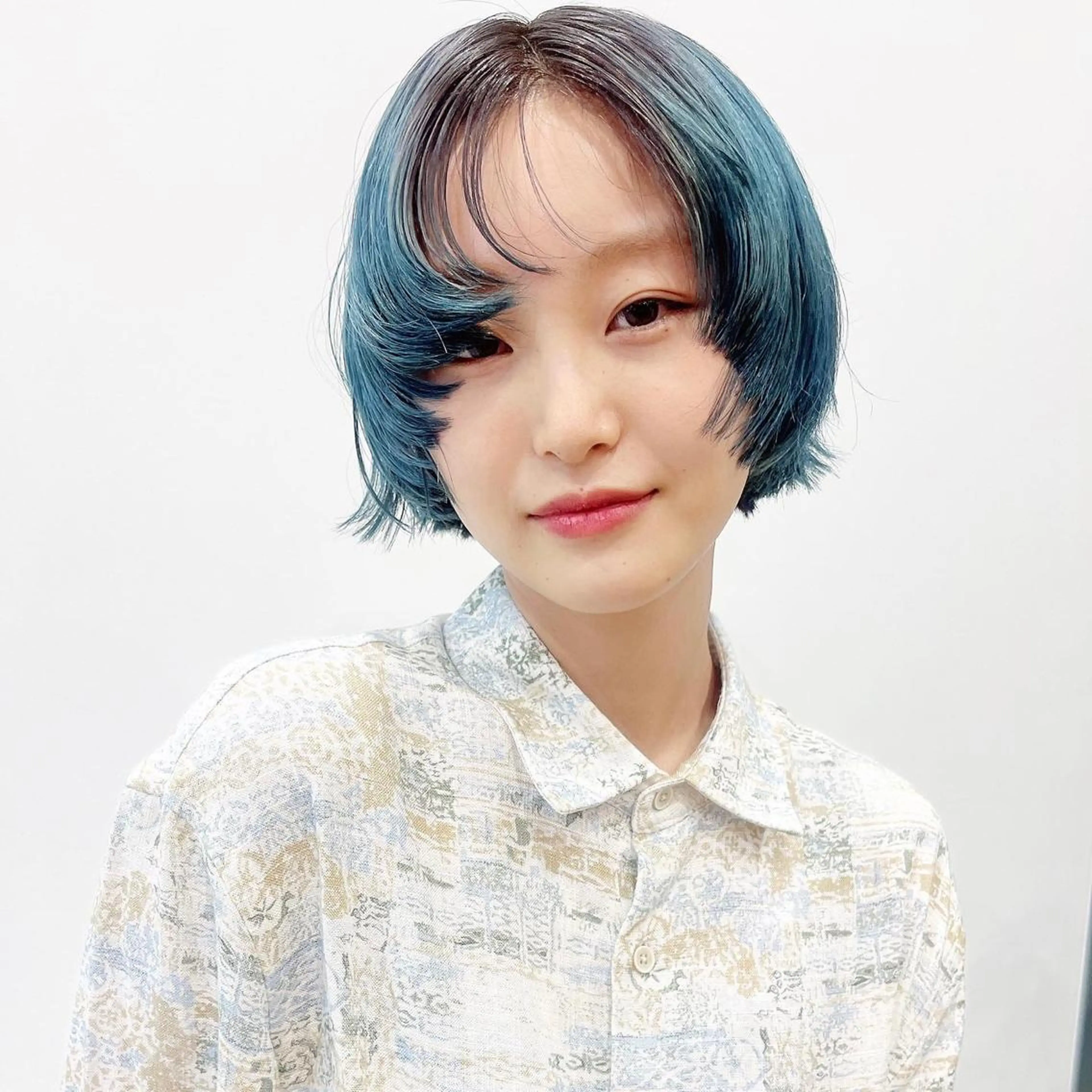 ショート カラー ブルーカラー アラキチヒロ THE REMMYのヘアスタイル