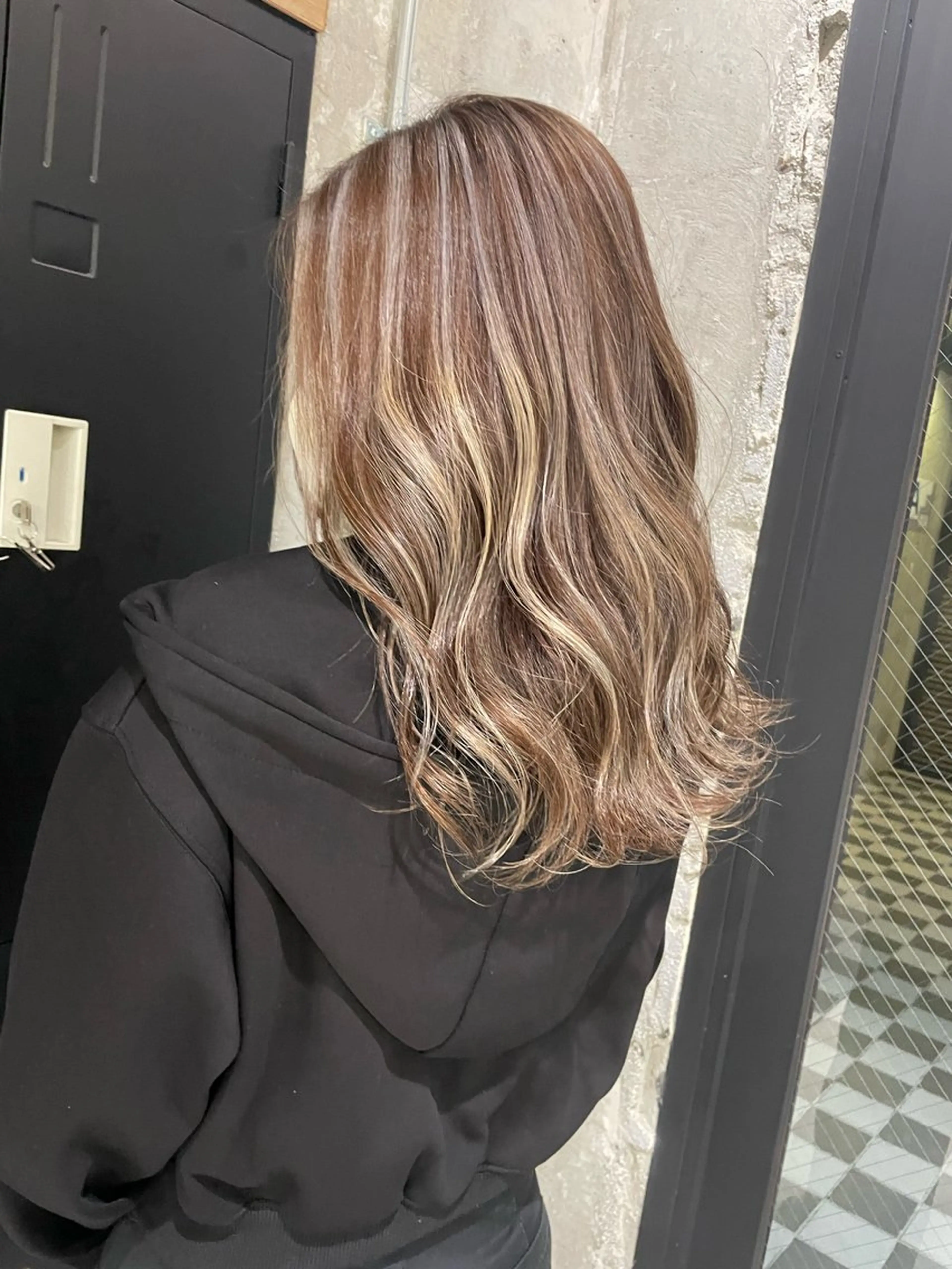 ロング ヘアカラー 🦋MAHO🦋 デザインカラーのヘアスタイル
