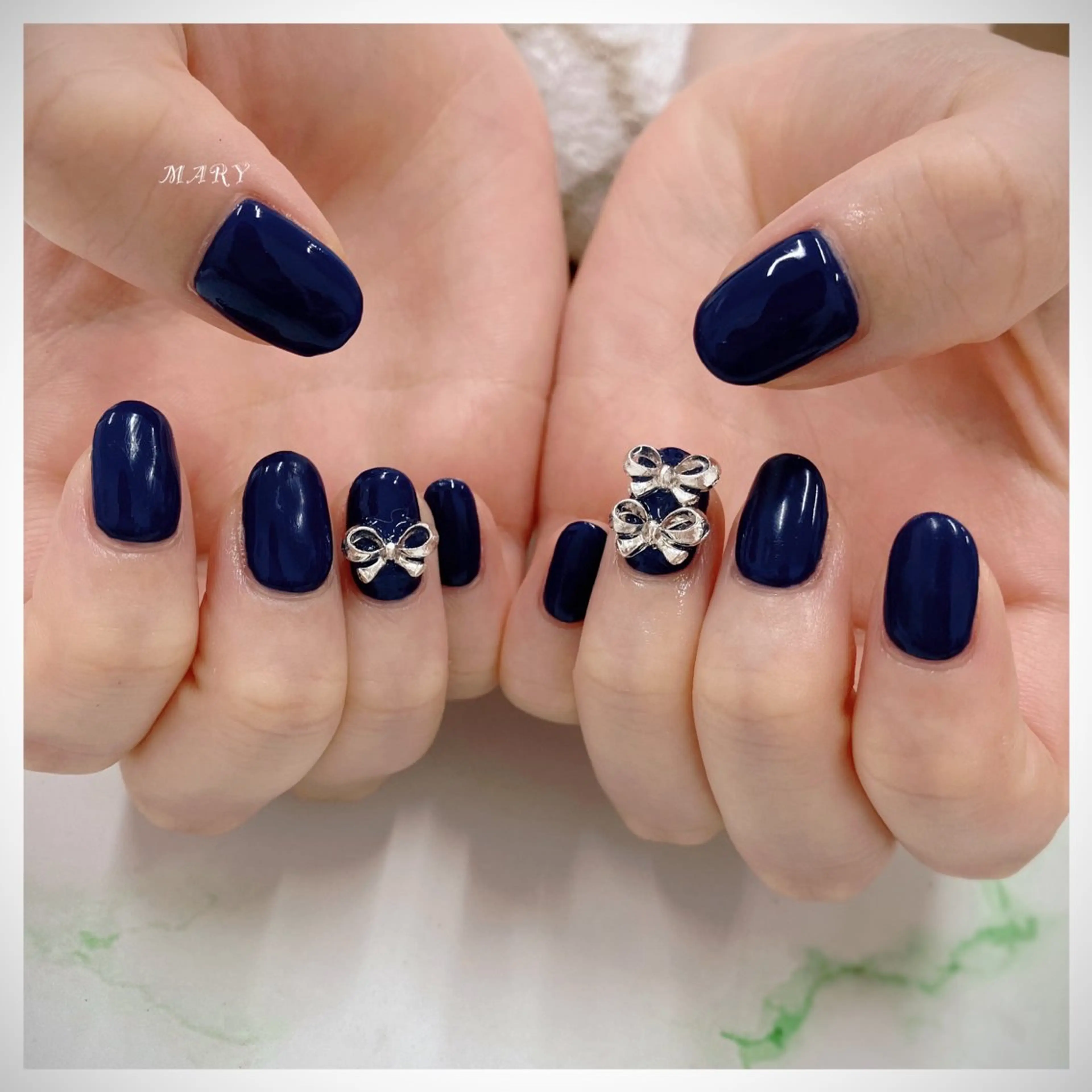 ネイル ネイビー ニュアンスネイル ワンカラーネイル リボン ハンドネイル Mary nail所属・Mary nail .narumiのネイルデザイン