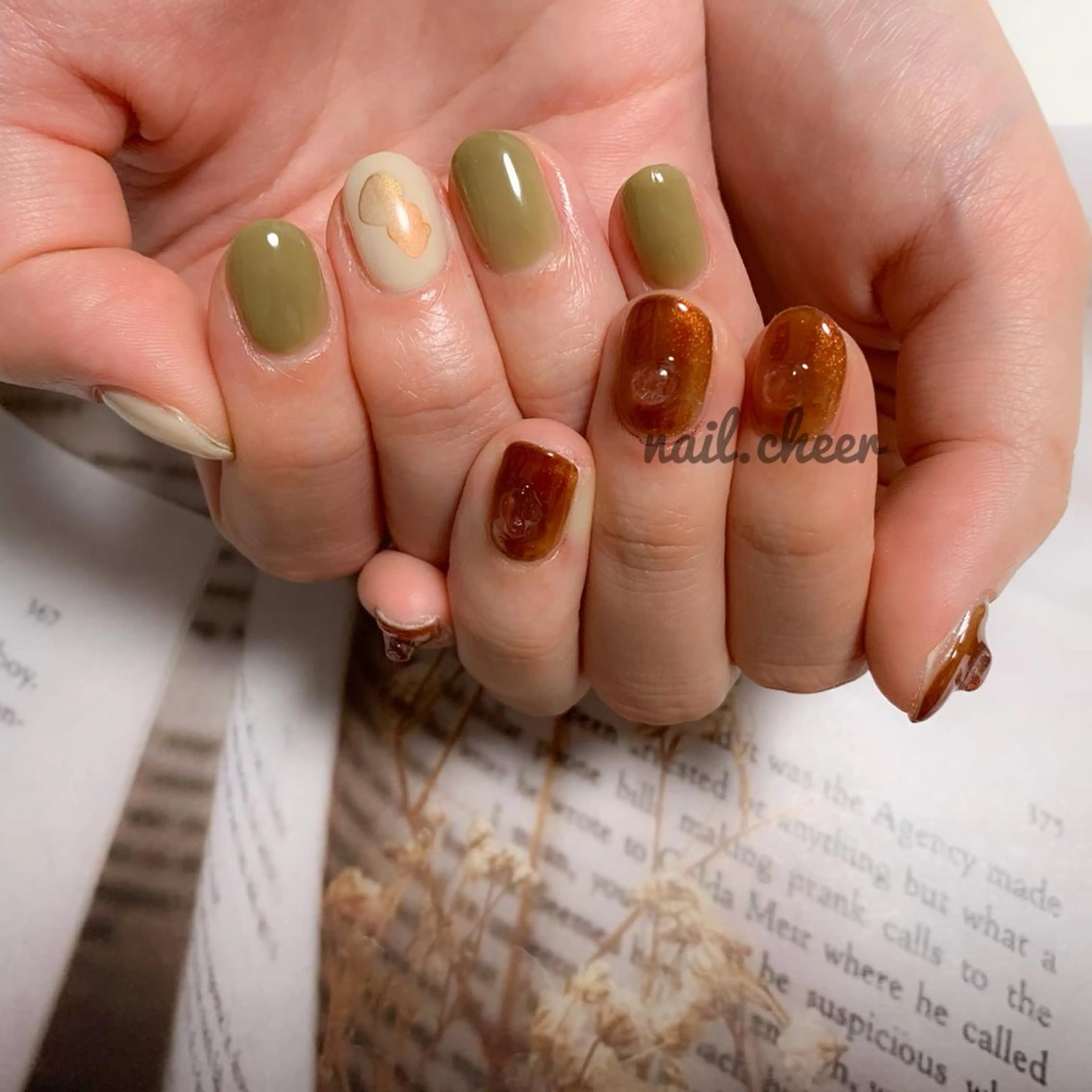 ネイル ブラウン 氷ネイル・うるうるネイル ピスタチオネイル nailist_ momijiのネイルデザイン