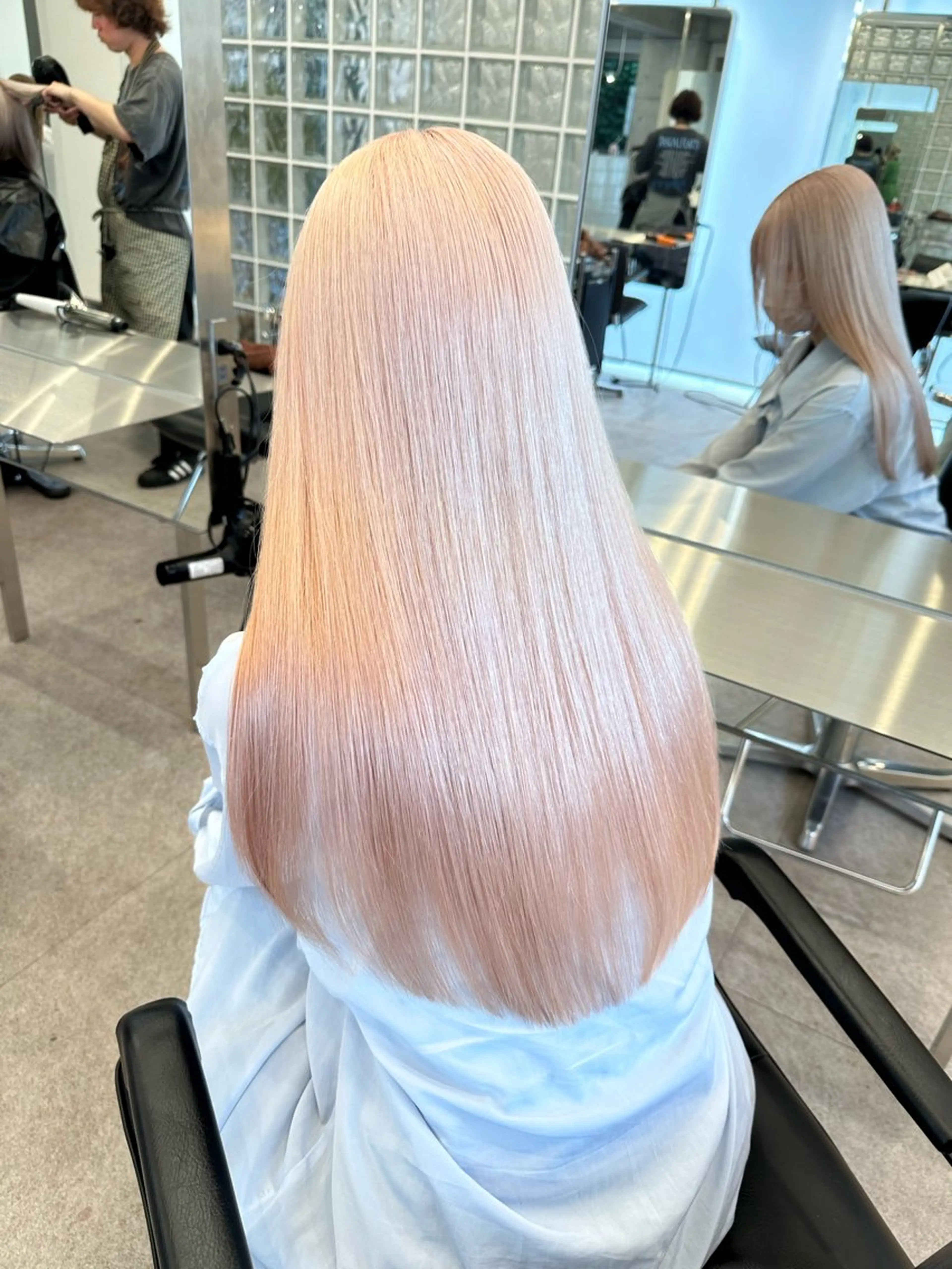 ロング カラー ベージュカラー ブリーチ ブロンド ダブルカラー ハイトーンカラー ヘアカラー トリートメント ❣️本日ショート カット大募集❣️のヘアスタイル