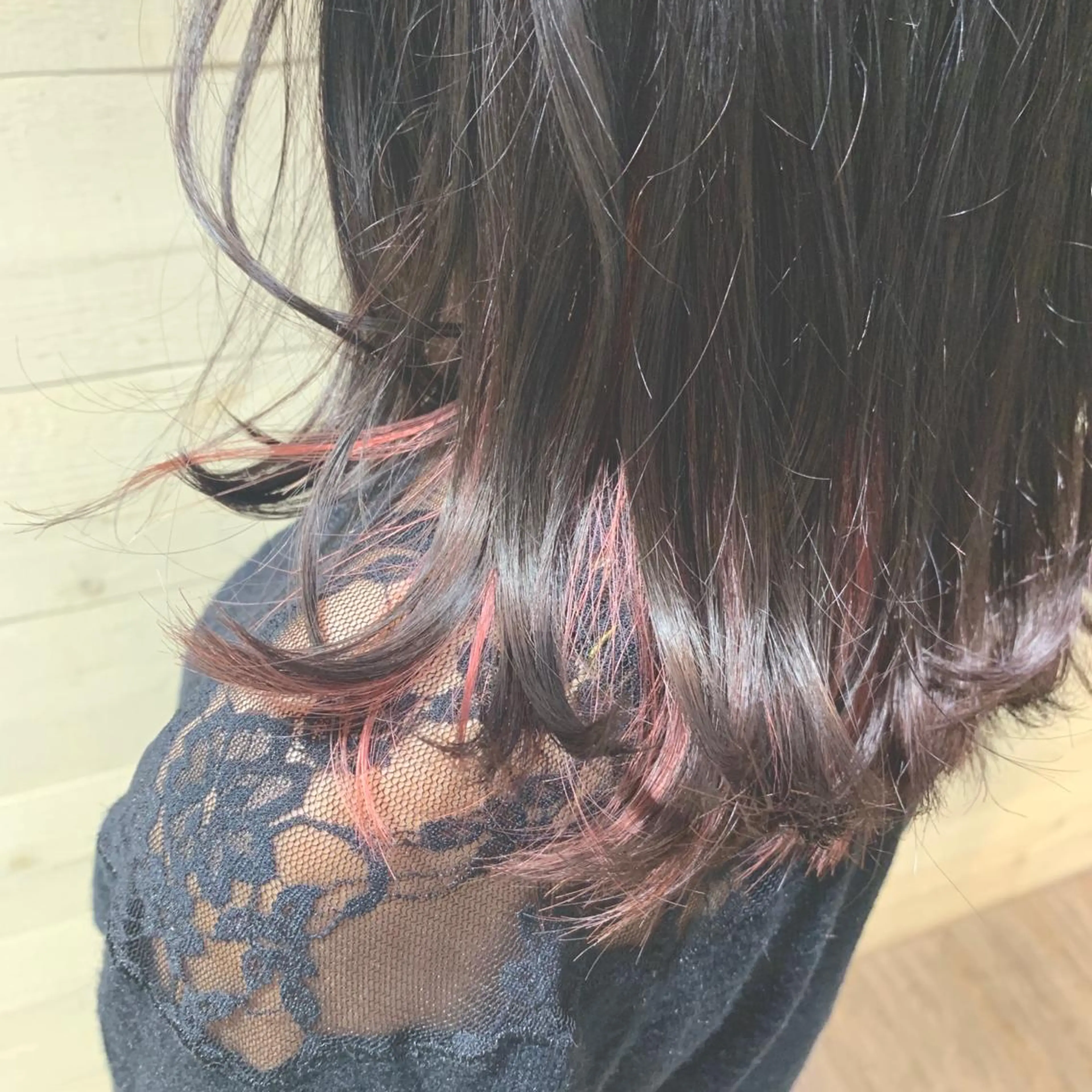 セミロング カラー ブリーチ クワハラ イオリのヘアスタイル
