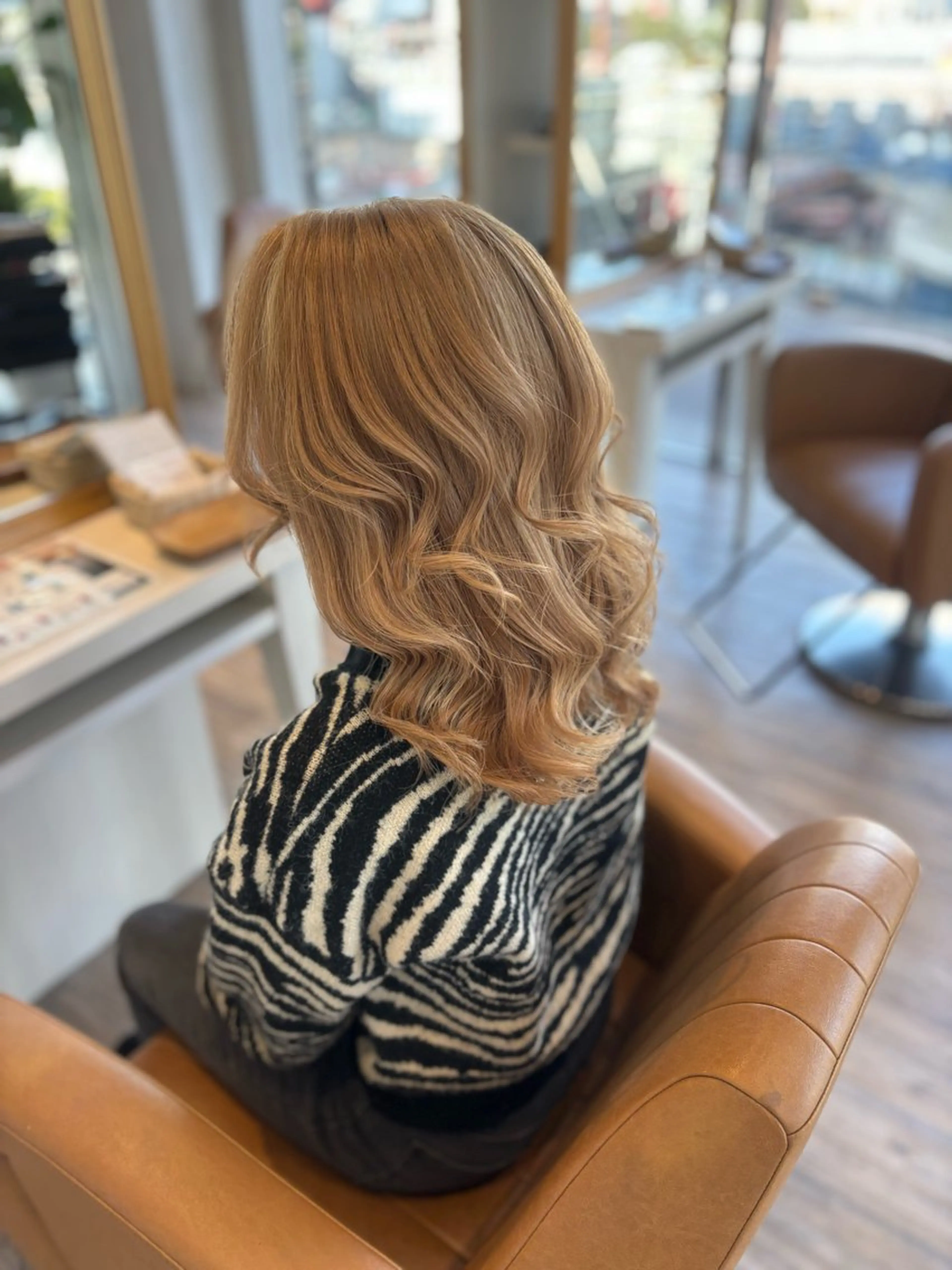 【🌺ギャル必見🌺】"ハイトーンカラー"ケアフルブリーチ＋ワンカラー🌿＋Aujuaトリーメント🧴‎🤍の写真