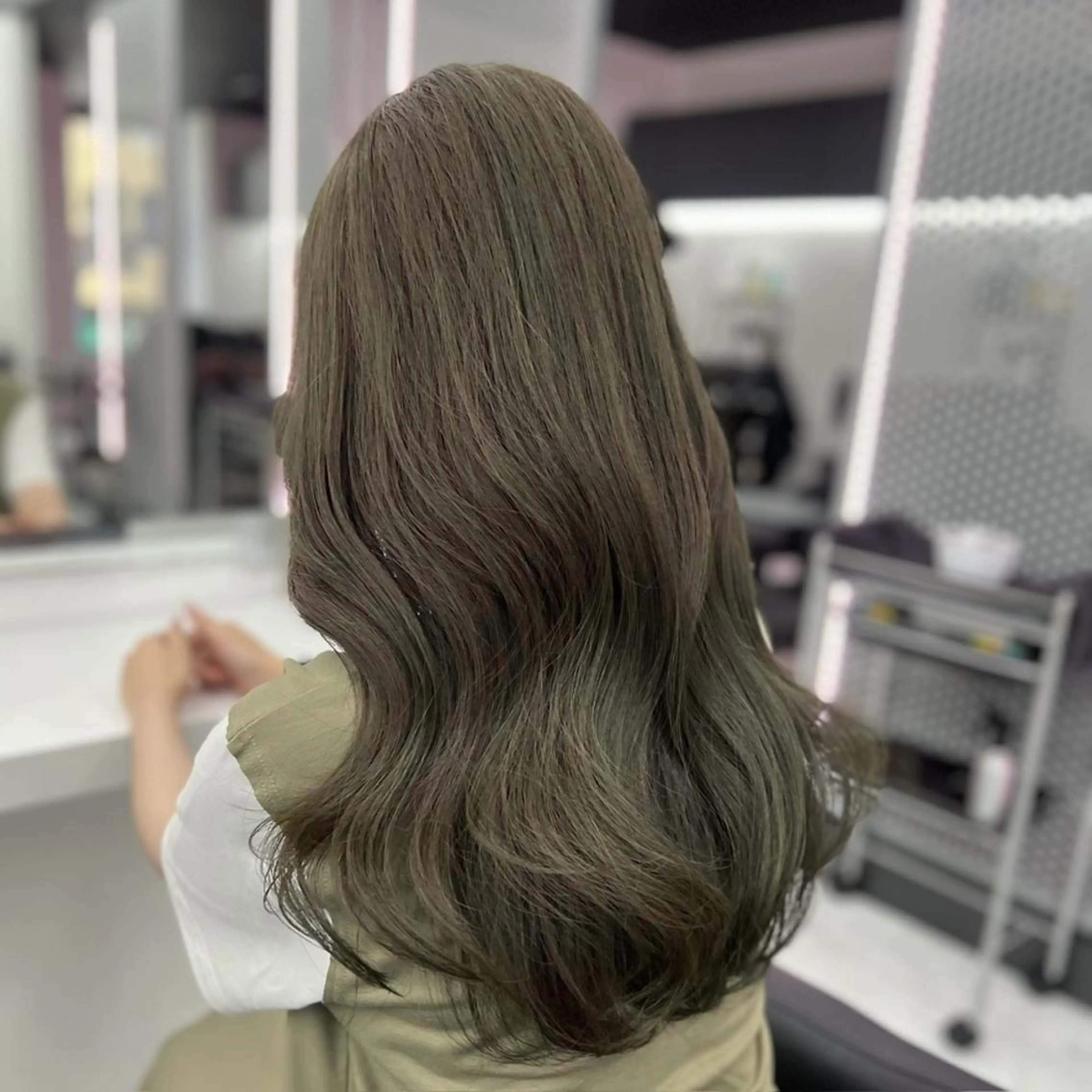 カラー ☘️赤み消し透明感 ☘️THEATERのヘアスタイル