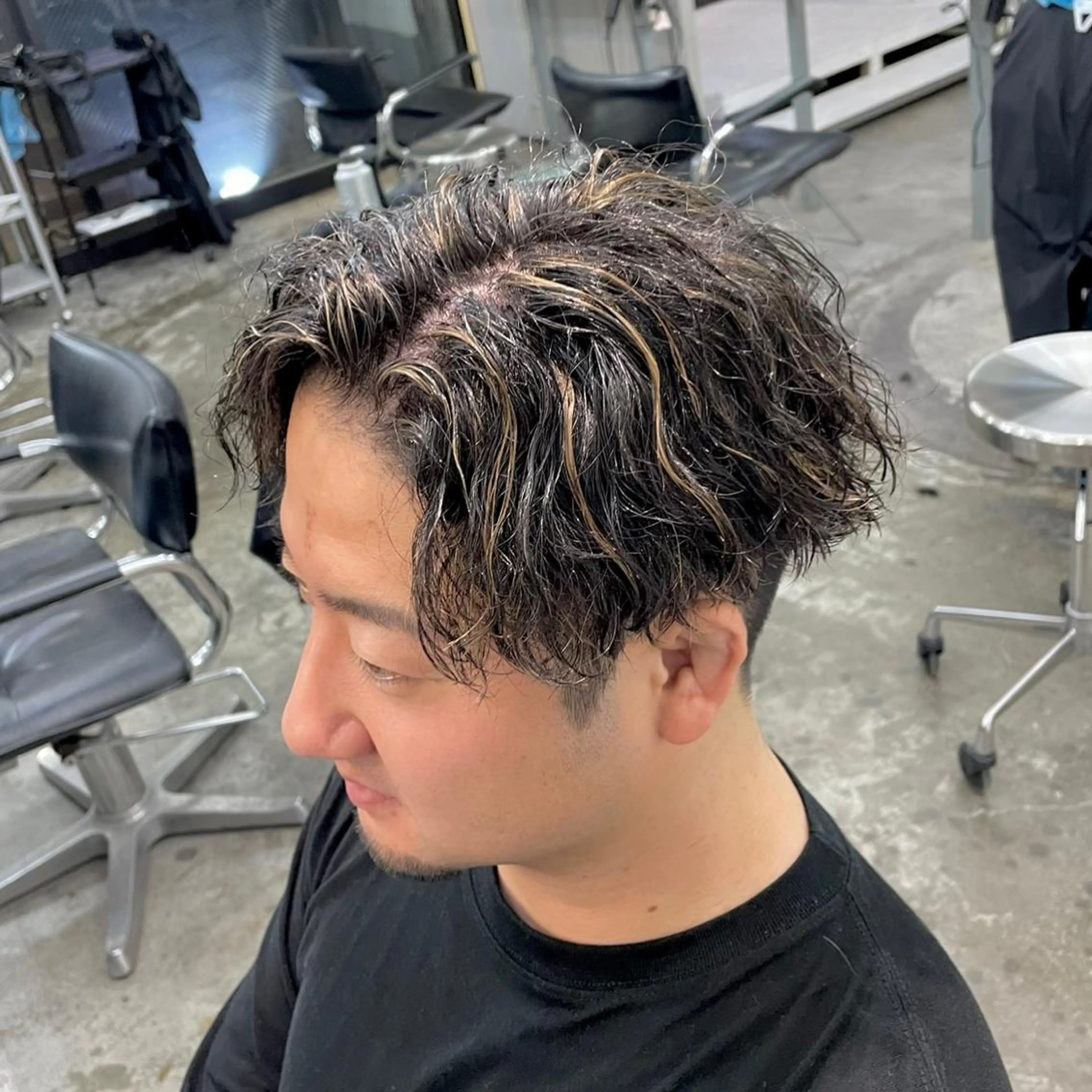 ショート カラー パーマ メンズ センターパート メンズハイライト ハイライトカラー ハイライト カット ヘアカラー パーマ メンズ特化美容師/ 藤戸 椋のヘアスタイル