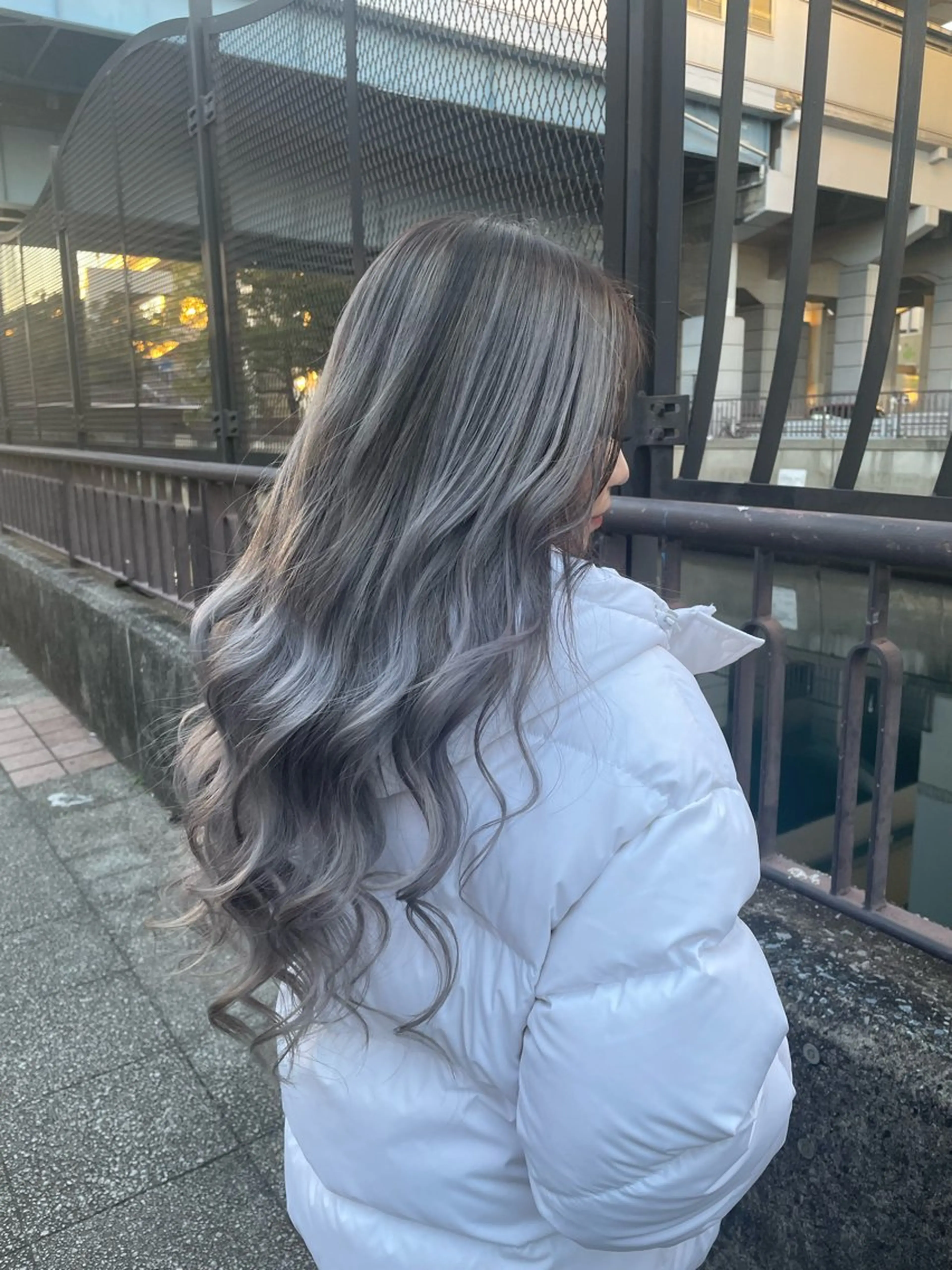 セミロング カラー バレイヤージュ ブリーチ ケアブリーチ シルバー ホワイトシルバー 👑派手髪/カット 👑ANRYのヘアスタイル