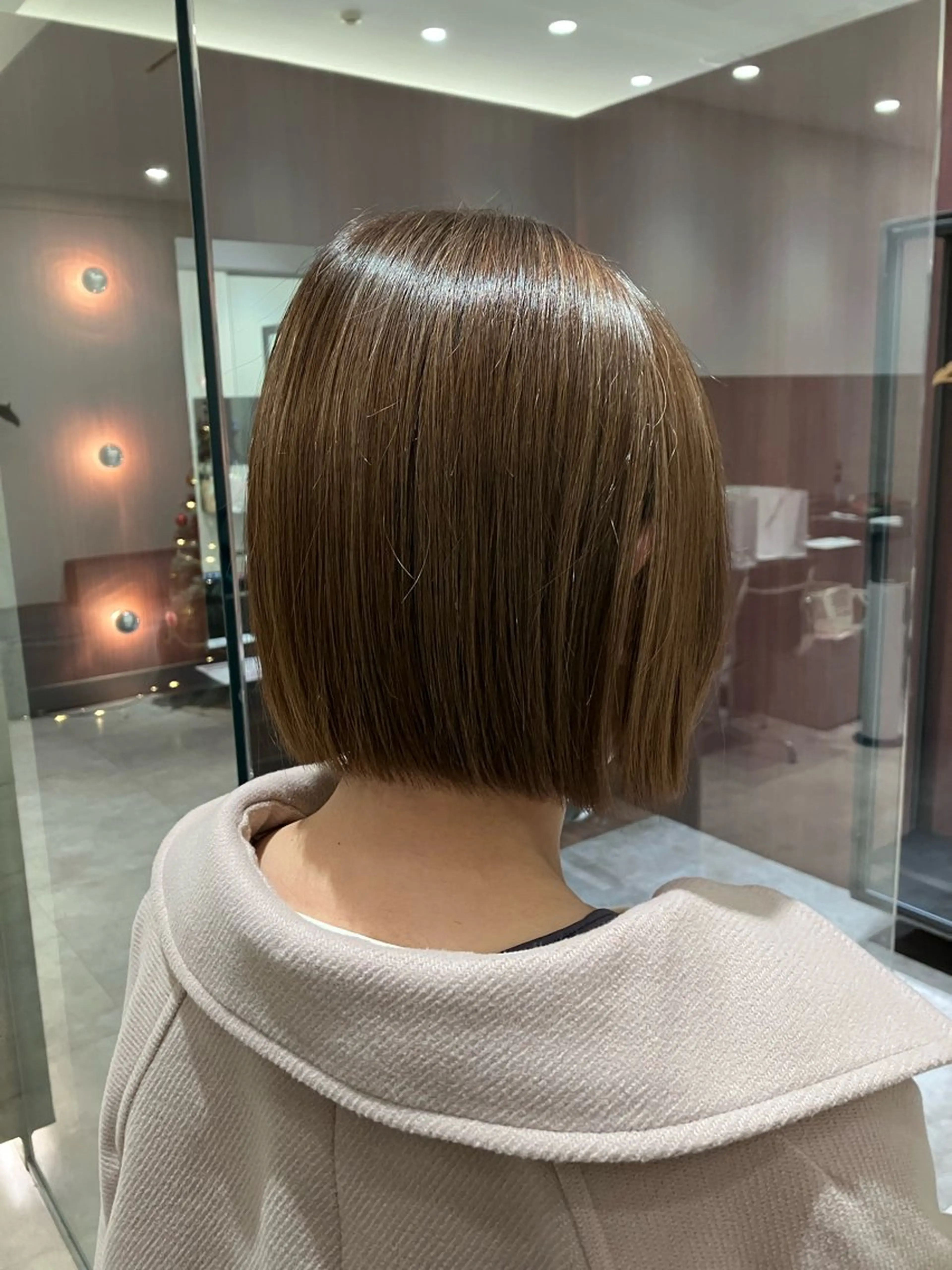 ショート カラー グレージュ サキ🤍ハイトーン 🩰くびれ巻きヘアのヘアスタイル