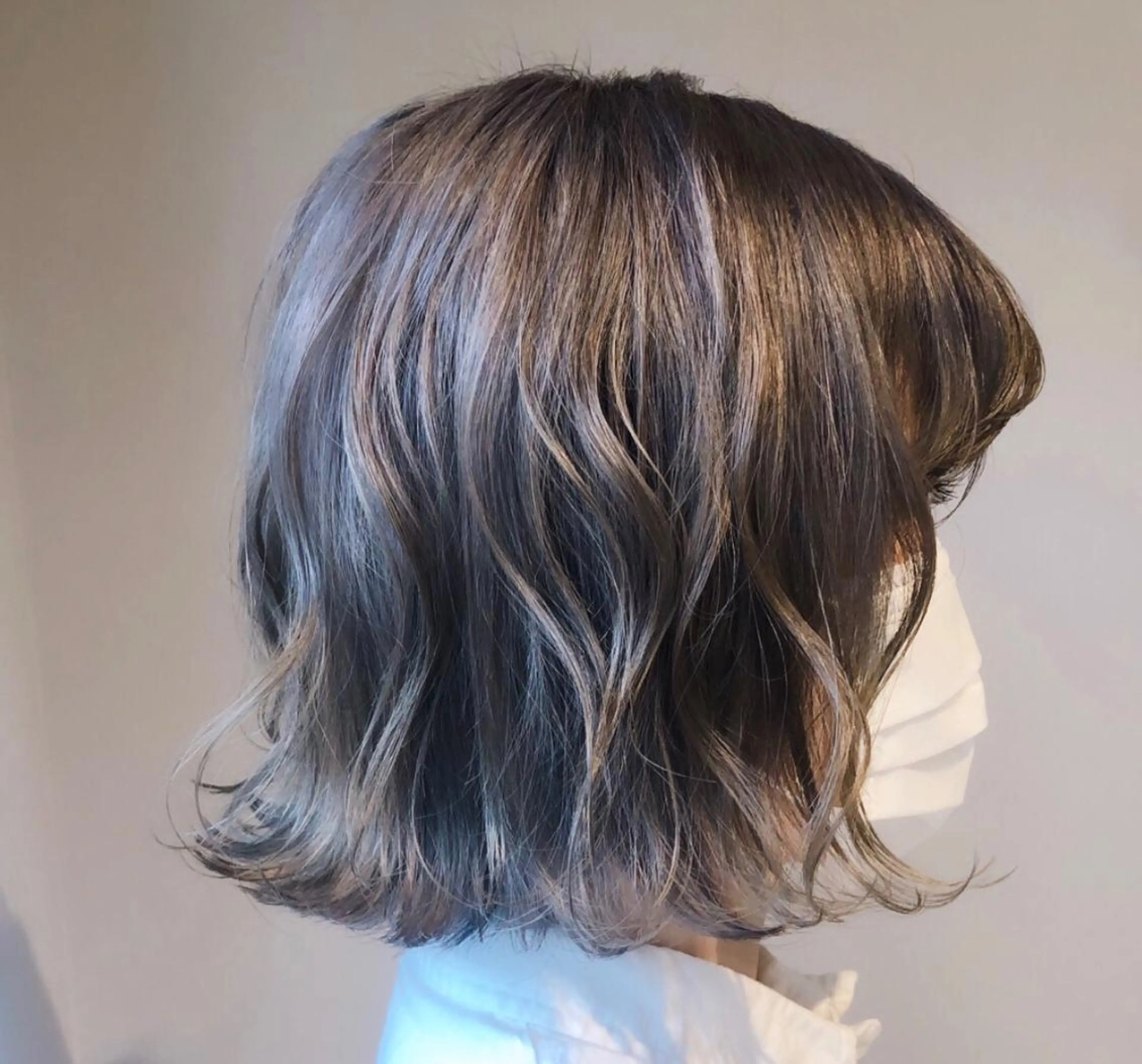 ショート カラー ブリーチ シルバー ヘアカラー トリートメント ブリーチ👩‍🦳/ ‪✂︎MANAMIのヘアスタイル