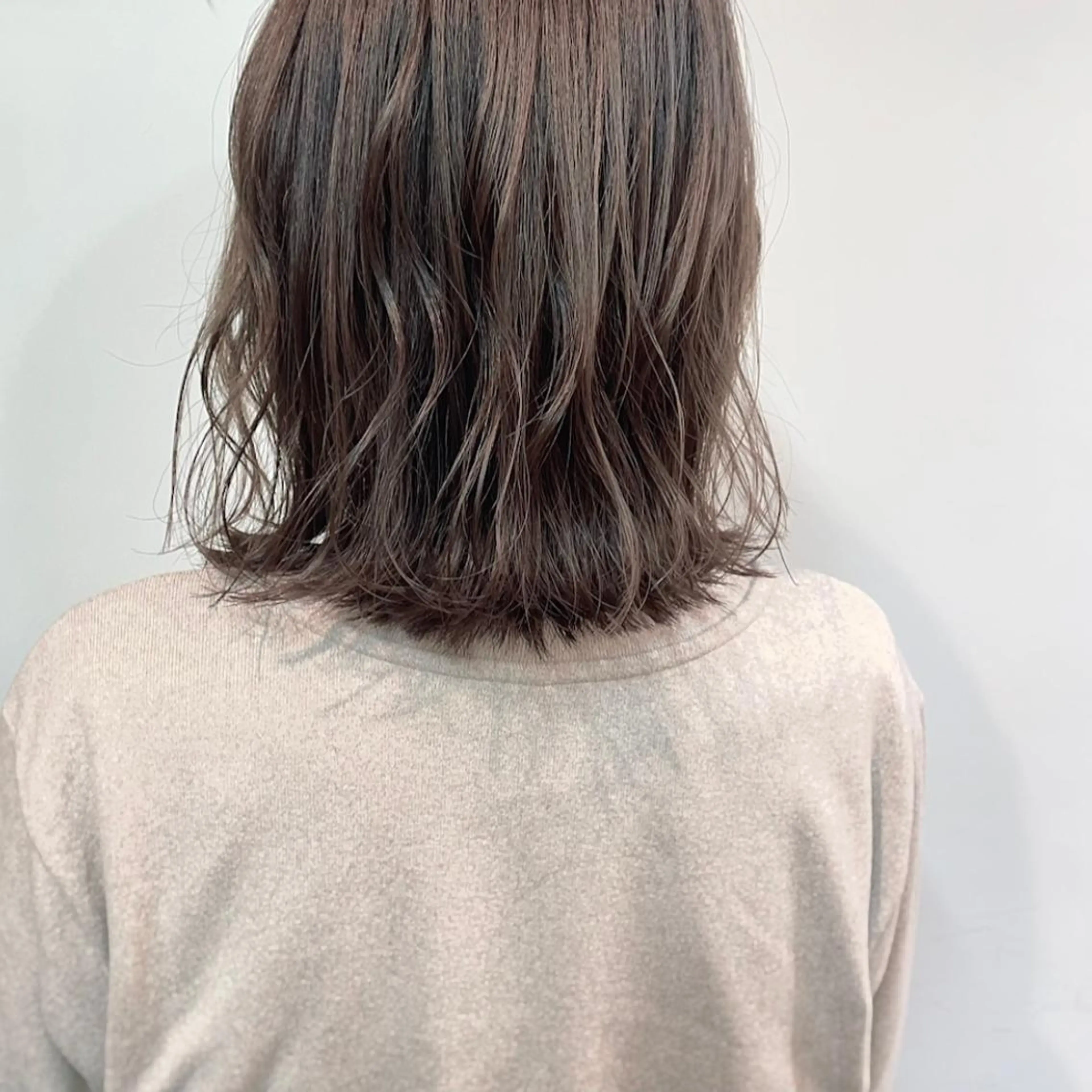 ミディアム カラー アッシュ アッシュグレー アッシュグレージュ グレージュ 鈴木 美穂のヘアスタイル