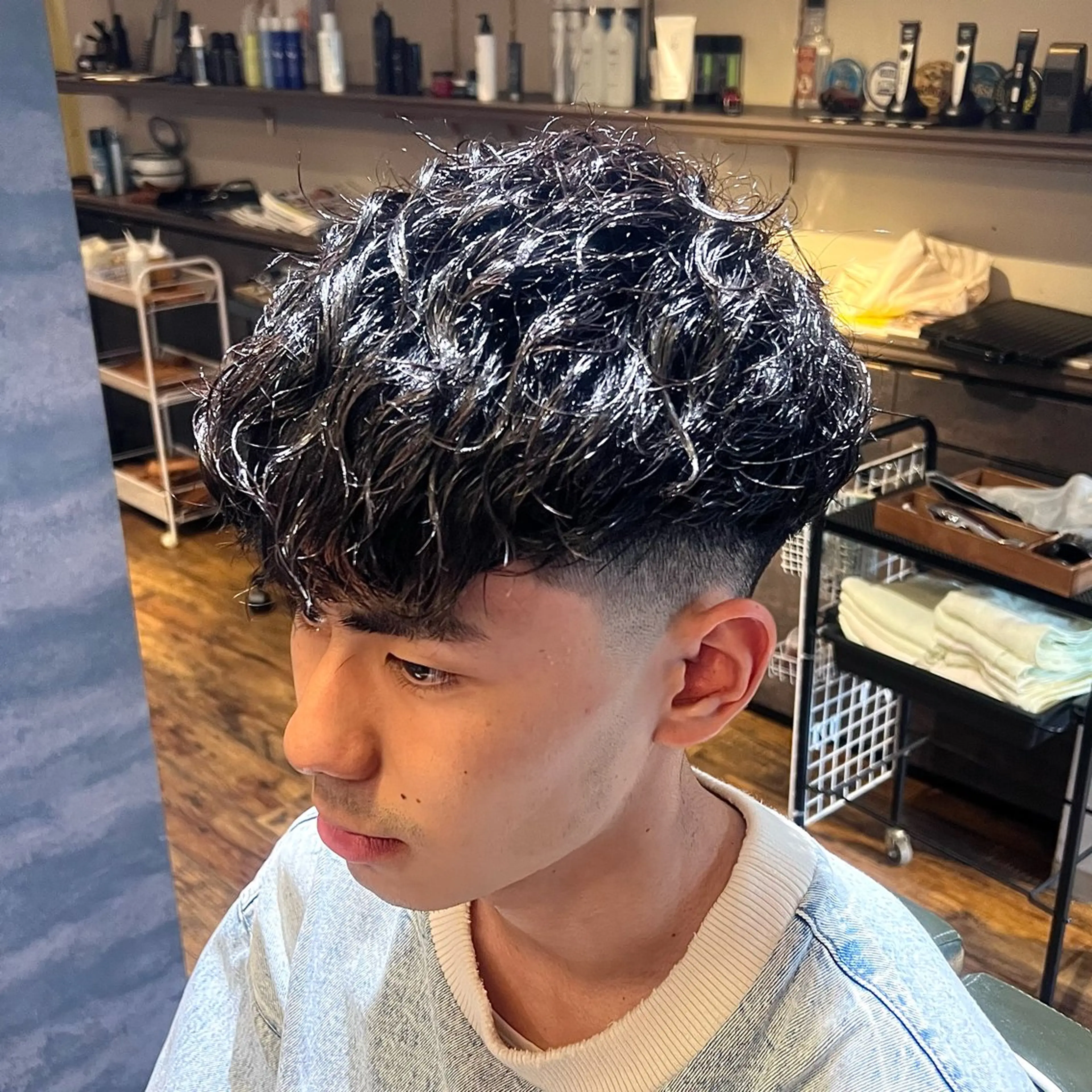 ショート パーマ メンズ フェードカット スキンフェード スペインカール カット パーマ 久保 貴大のヘアスタイル