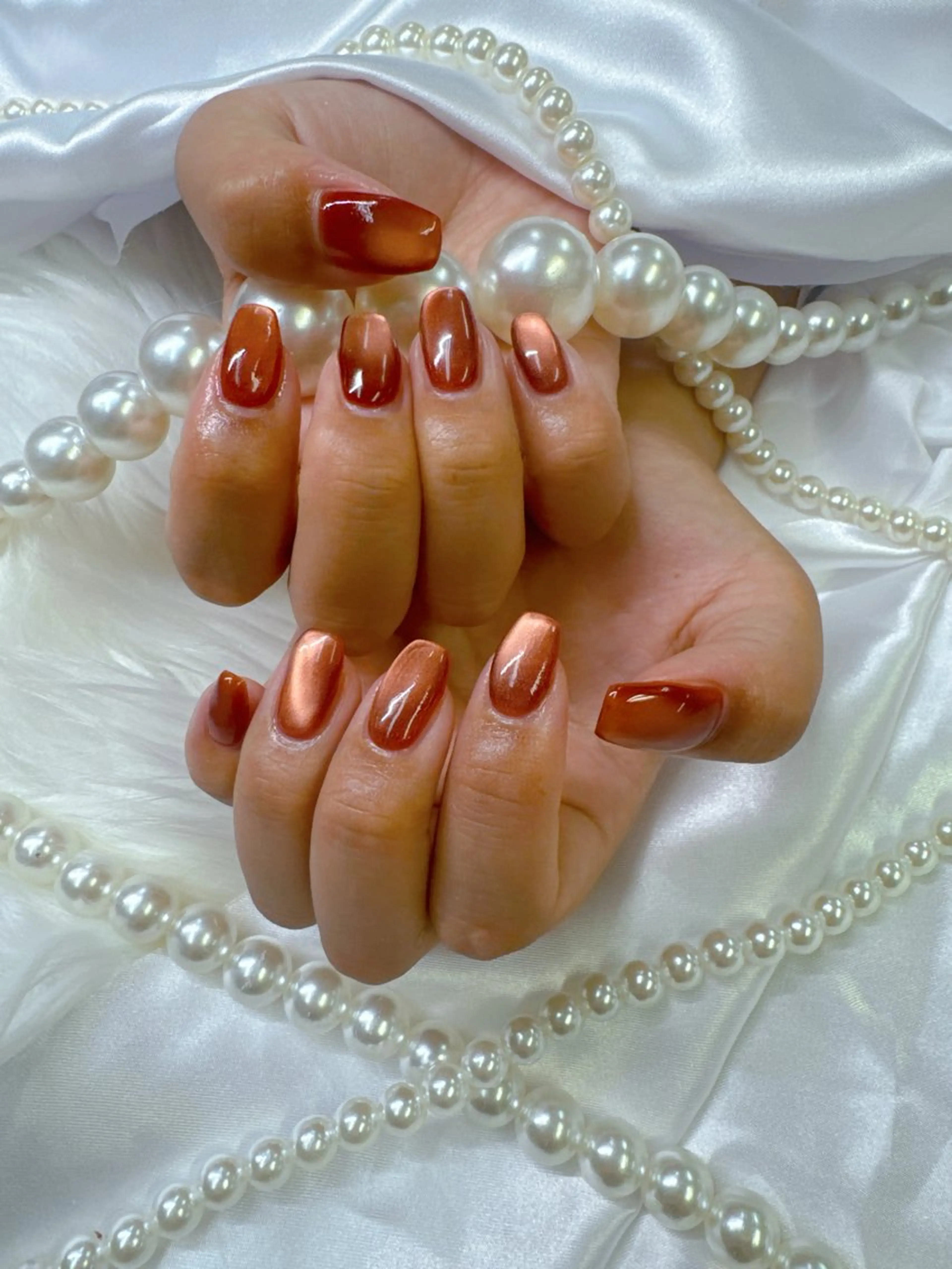 ネイル ボルドー チークネイル ドット 長さ出し フレンチネイル ハンドネイル クイーンズネイル銀座所属・Queeens nailのネイルデザイン