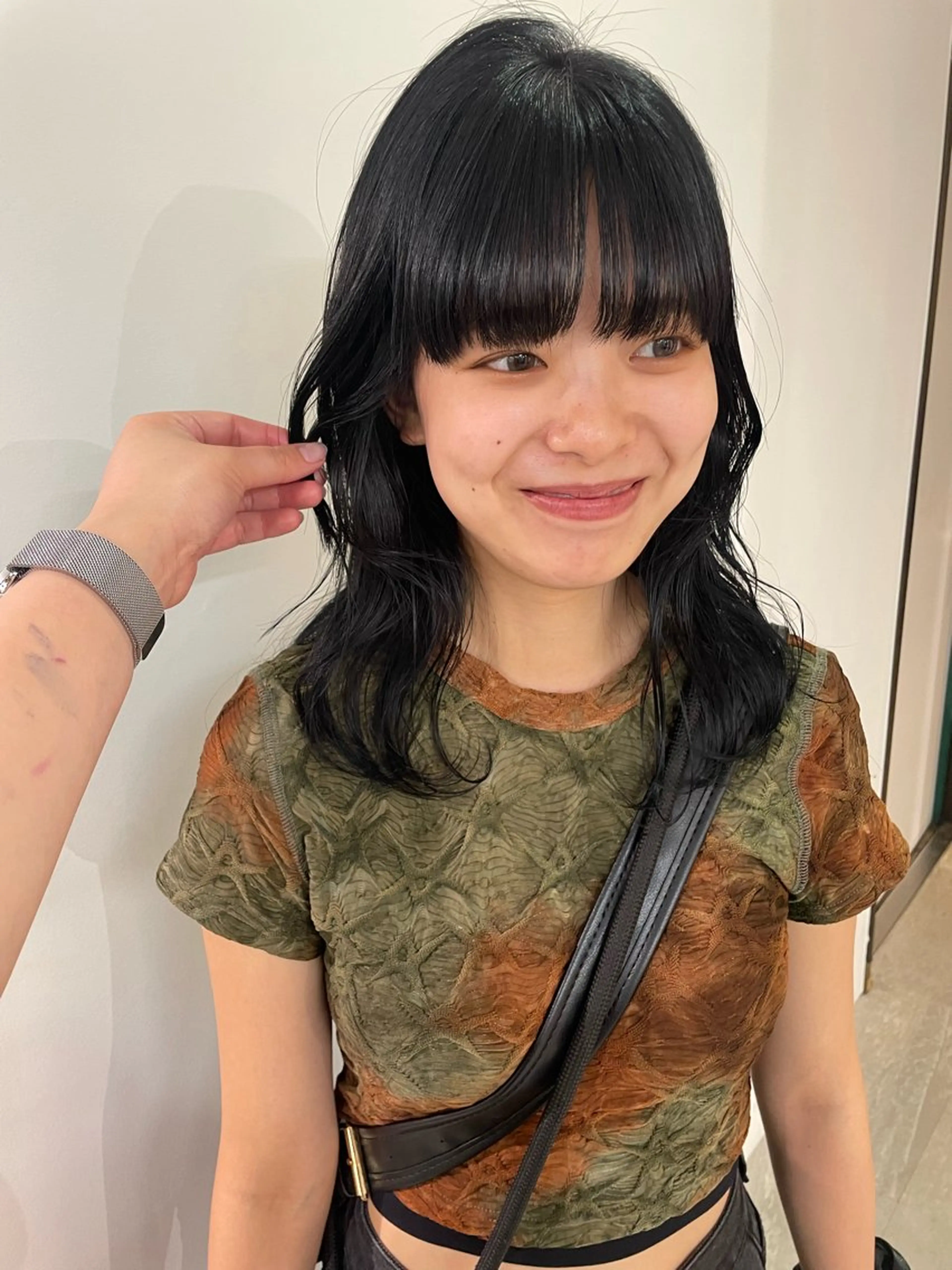 ロング カラー 黒髪 ブルーカラー ブルーブラック ネイビーカラー レイヤーカット カット トリートメント MIU/ルーツカラー ボブ/顔周りレイヤーのヘアスタイル