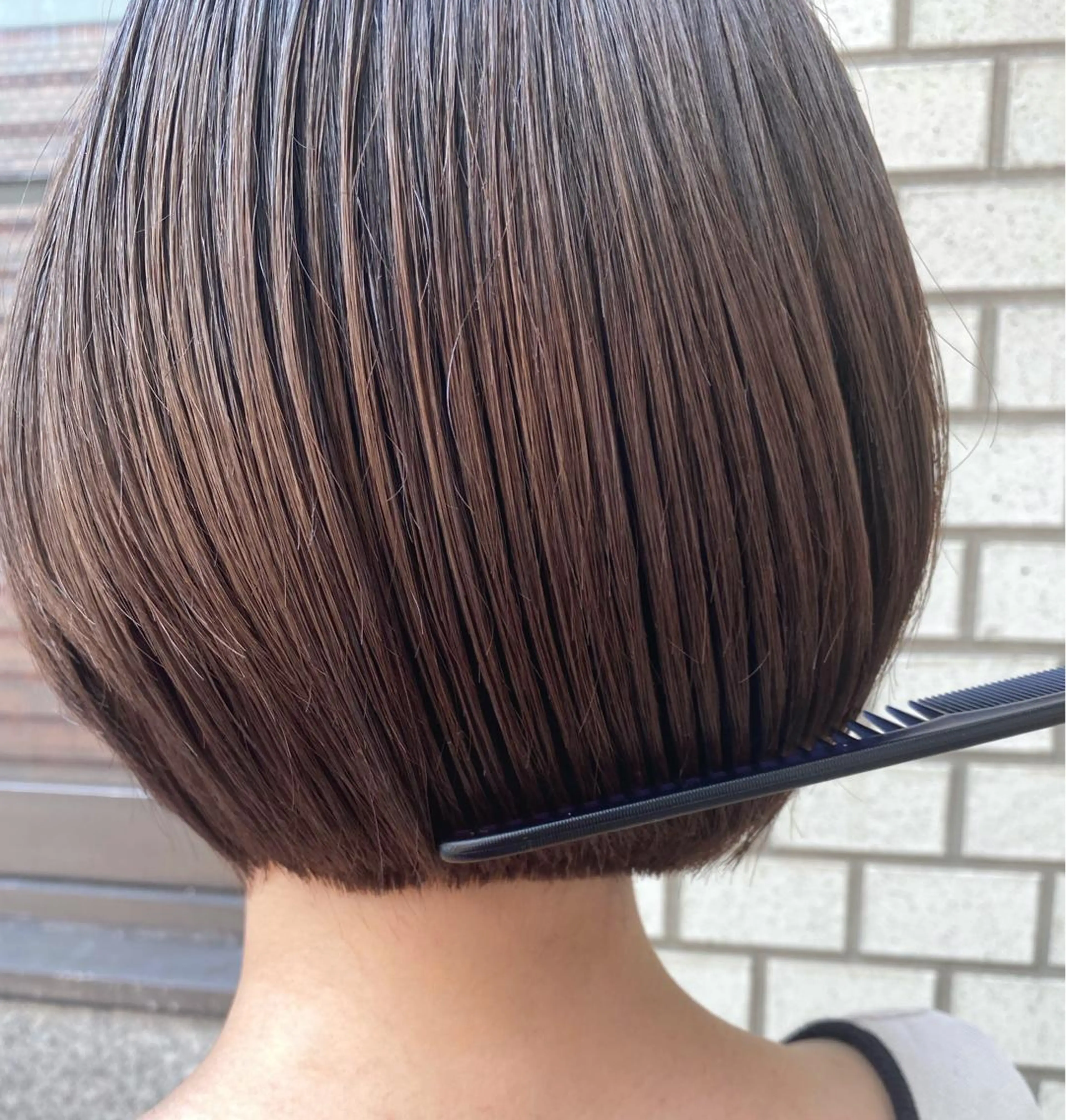 ショート ブリーチなしカラー/ 顔周りレイヤーカットのヘアスタイル