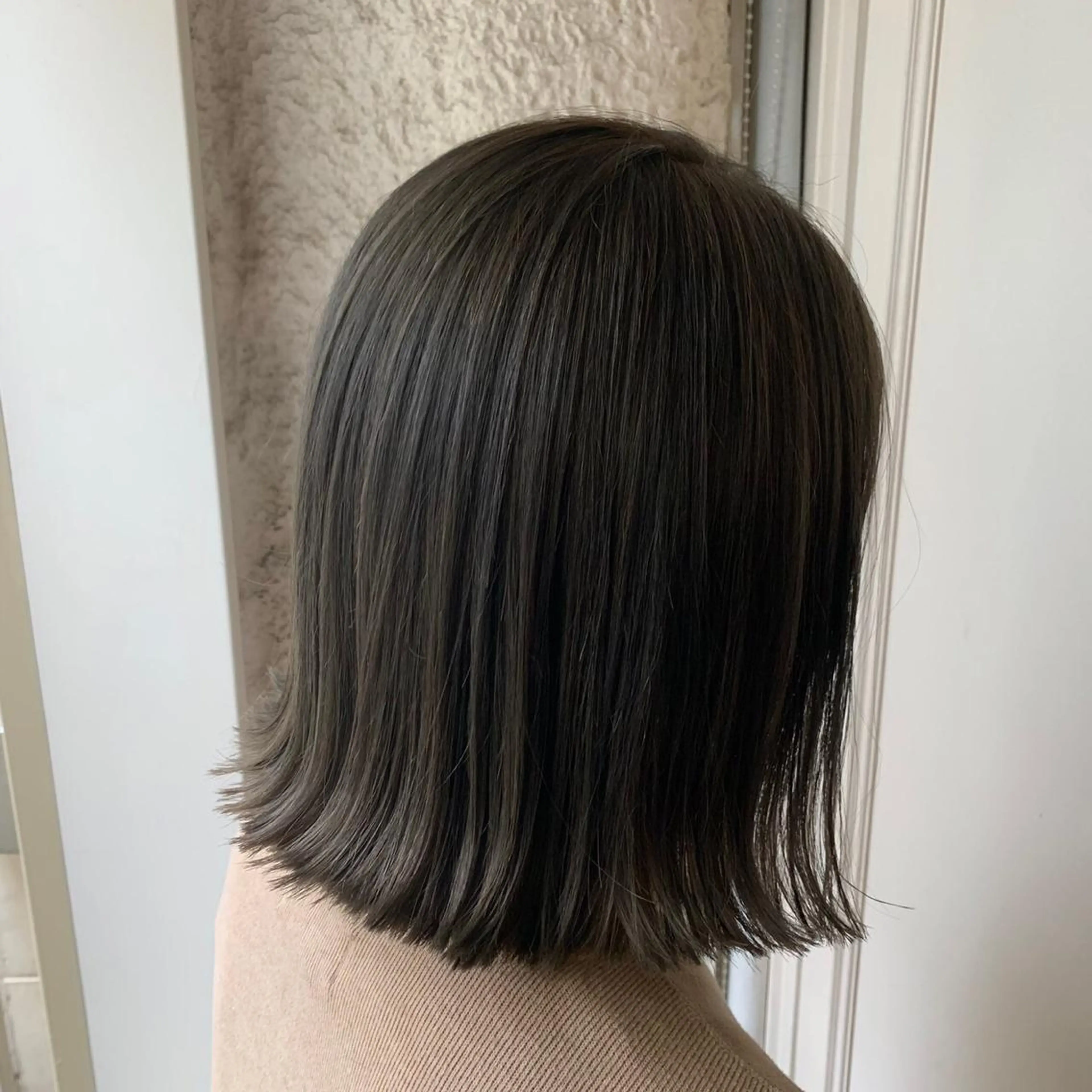 ミディアム カラー ヘアアレンジ 切りっぱなしボブ アッシュ シルバー シルバーアッシュ ボブ 再現度&髪質改善 LISAのヘアスタイル