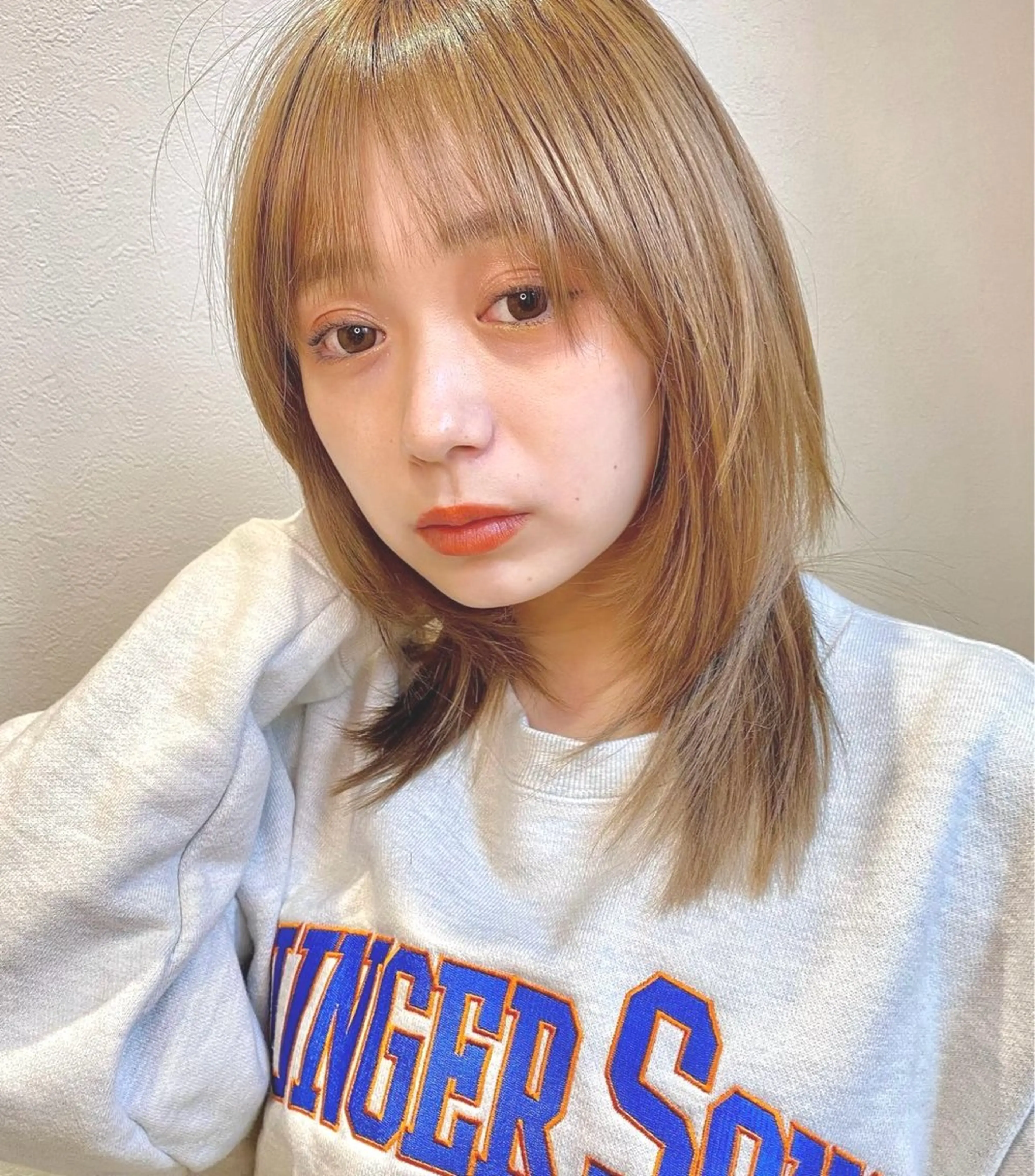 ミディアム カラー ベージュカラー 透明感カラー ウルフカット カット ヘアカラー トリートメント ヘアセット SALOWIN新宿三丁目【サロウィン】所属・ハッシュレイヤー💐 透明感カラー💐青木のヘアスタイル
