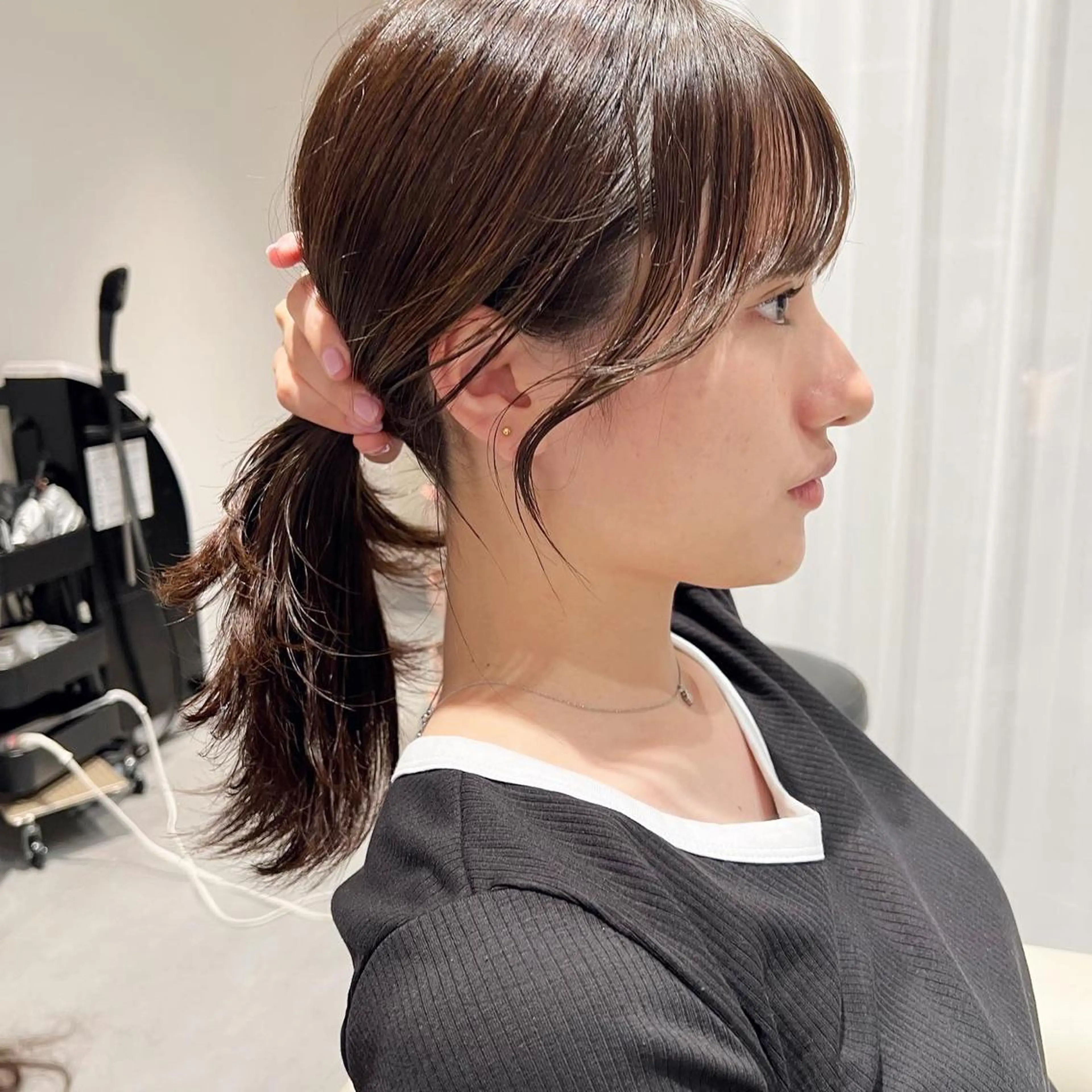 ミディアム カラー 切りっぱなしボブ ブリーチ グレージュ イルミナカラー インナーカラー カット ヘアカラー トリートメント ニュアンスレイヤー ハイトーンカラーのヘアスタイル