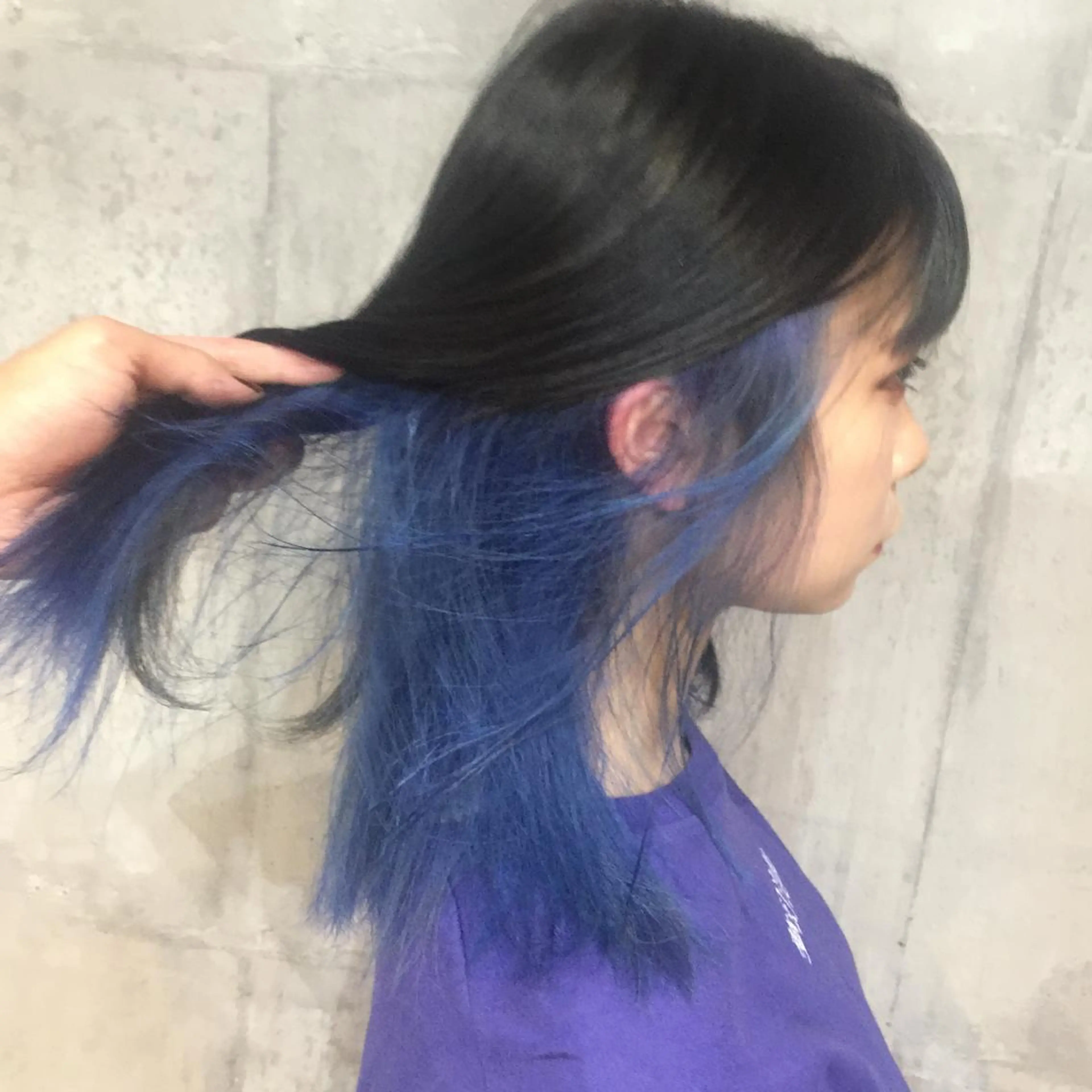 ミディアム カラー ブリーチ ブルーカラー ヘアカラー ホワイト&レイヤーカ ットエクステ長畠俊輔のヘアスタイル