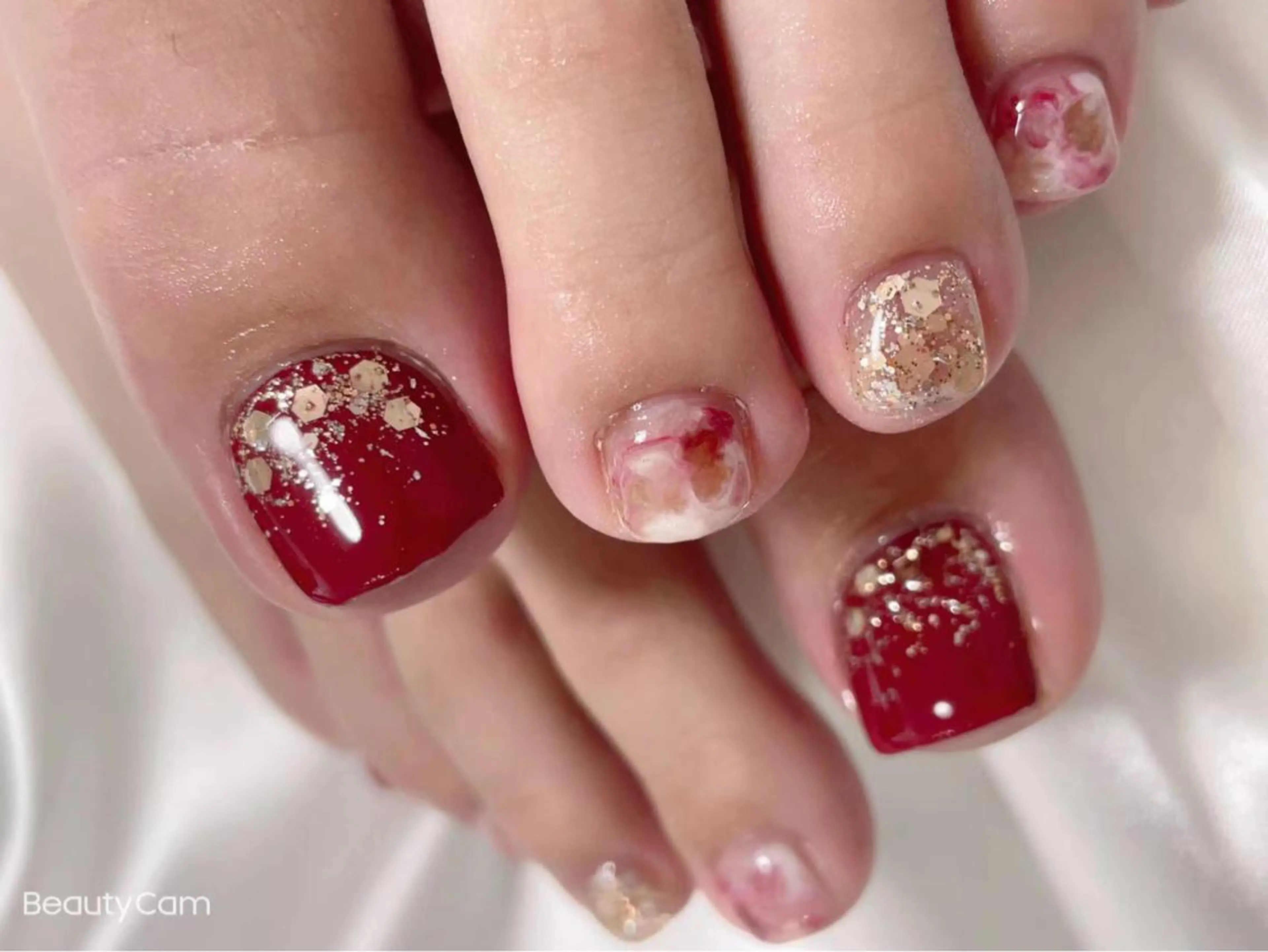 ネイル フットネイル ラメ(グリッター) 赤色 bijou nails所属・bijou nails 蓮のネイルデザイン
