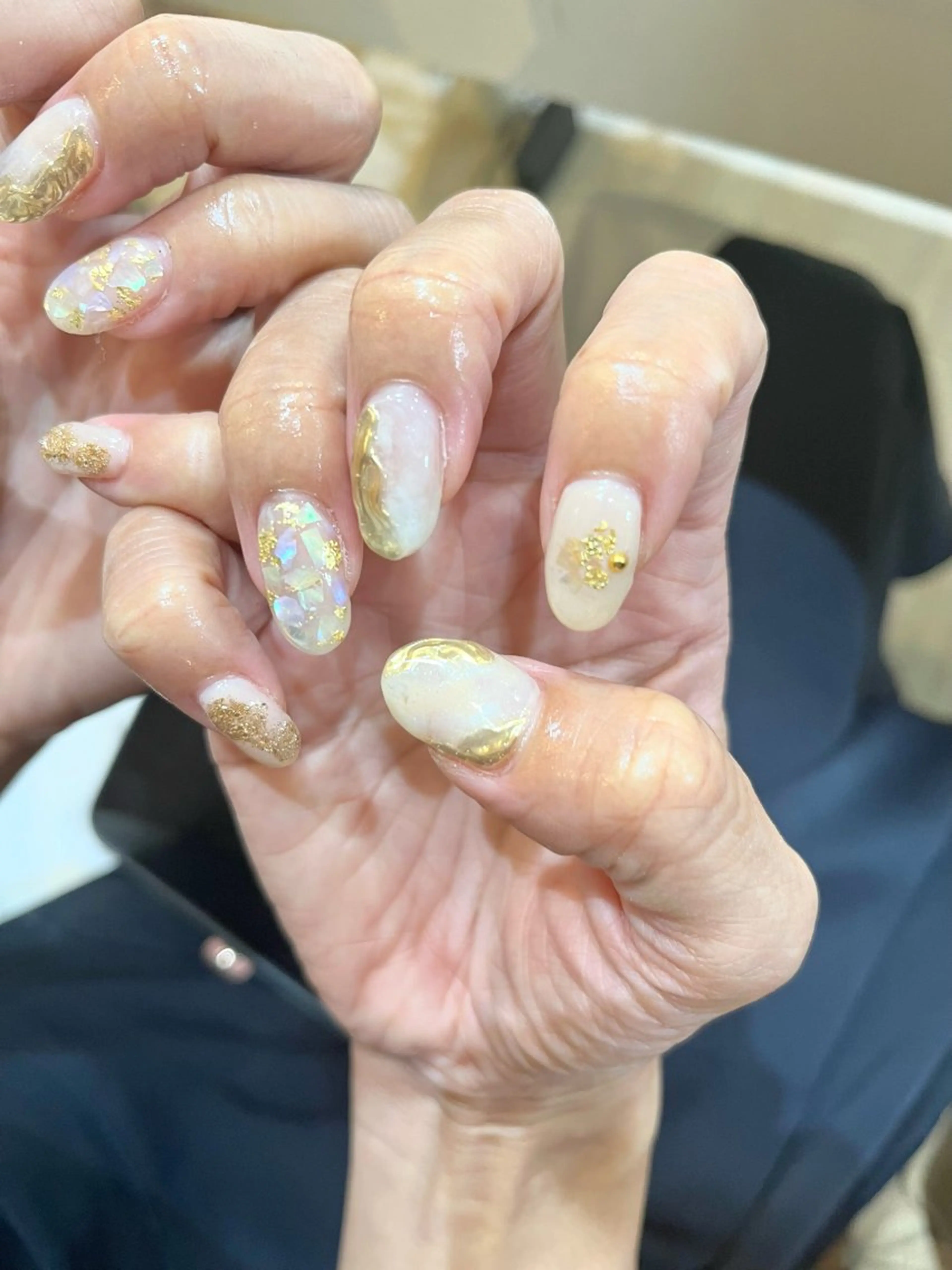 ネイル ゴールド ホワイト エステ&アイラッシュ&ネイル Folche博多店【フォルチェ】所属・フォルチェ博多店 細田のネイルデザイン