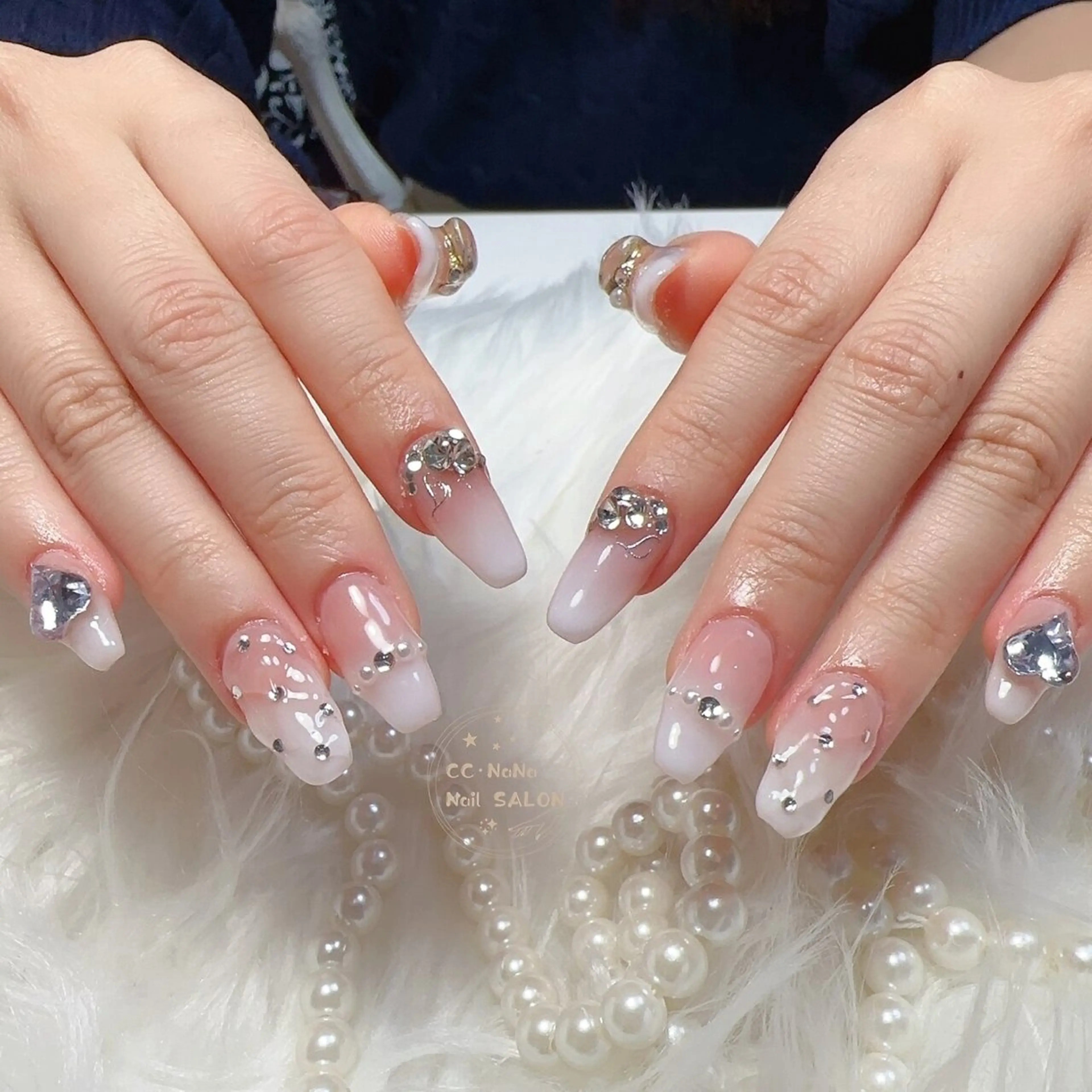 ネイル アートネイル ゴージャス ホワイト ハンドネイル 💎CC・NaNa 韓国風ネイル🌙のネイルデザイン