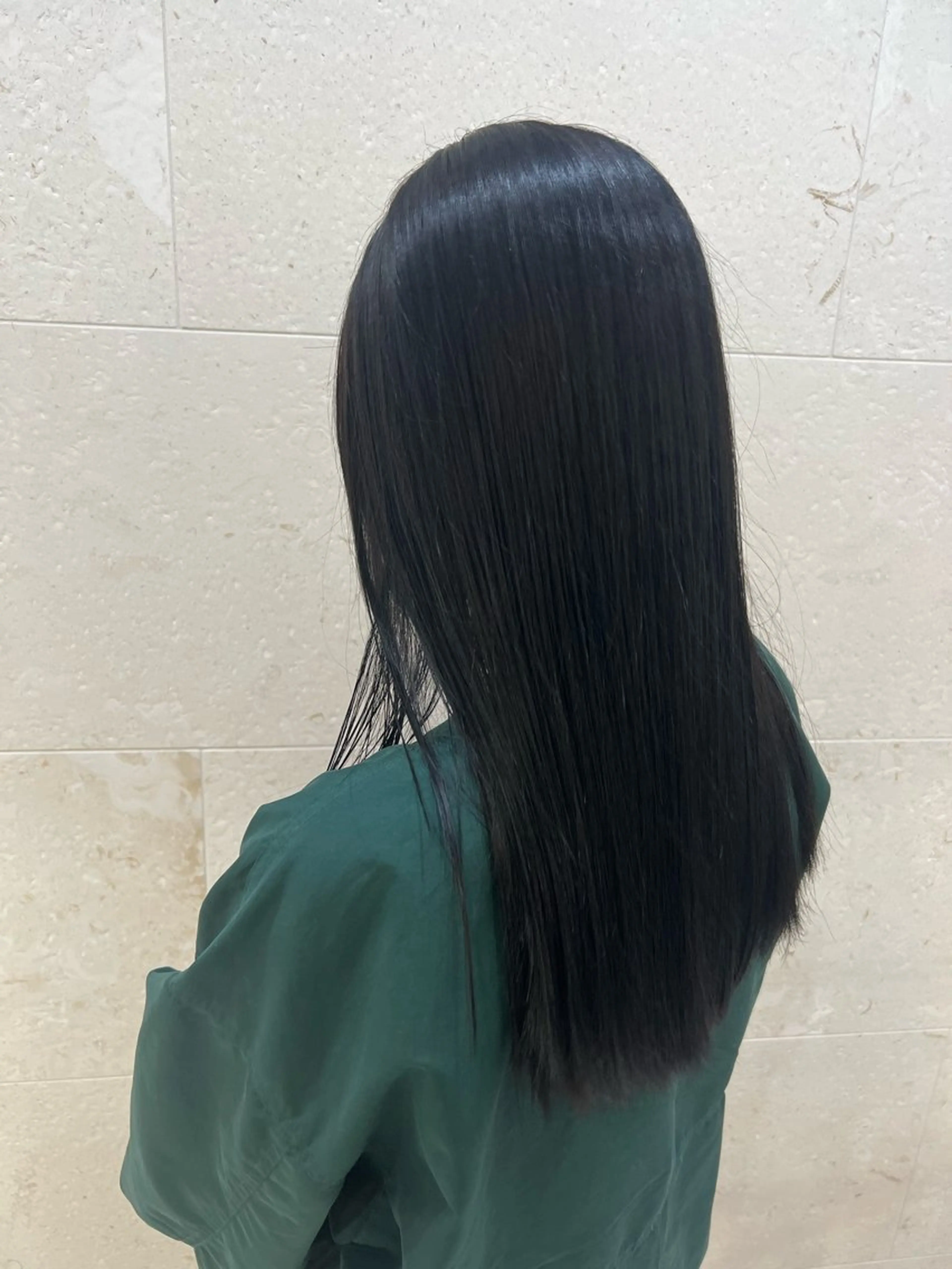 ロング カラー 黒髪 ブルーカラー ブルーブラック ヘアカラー 鈴木 愛華のヘアスタイル