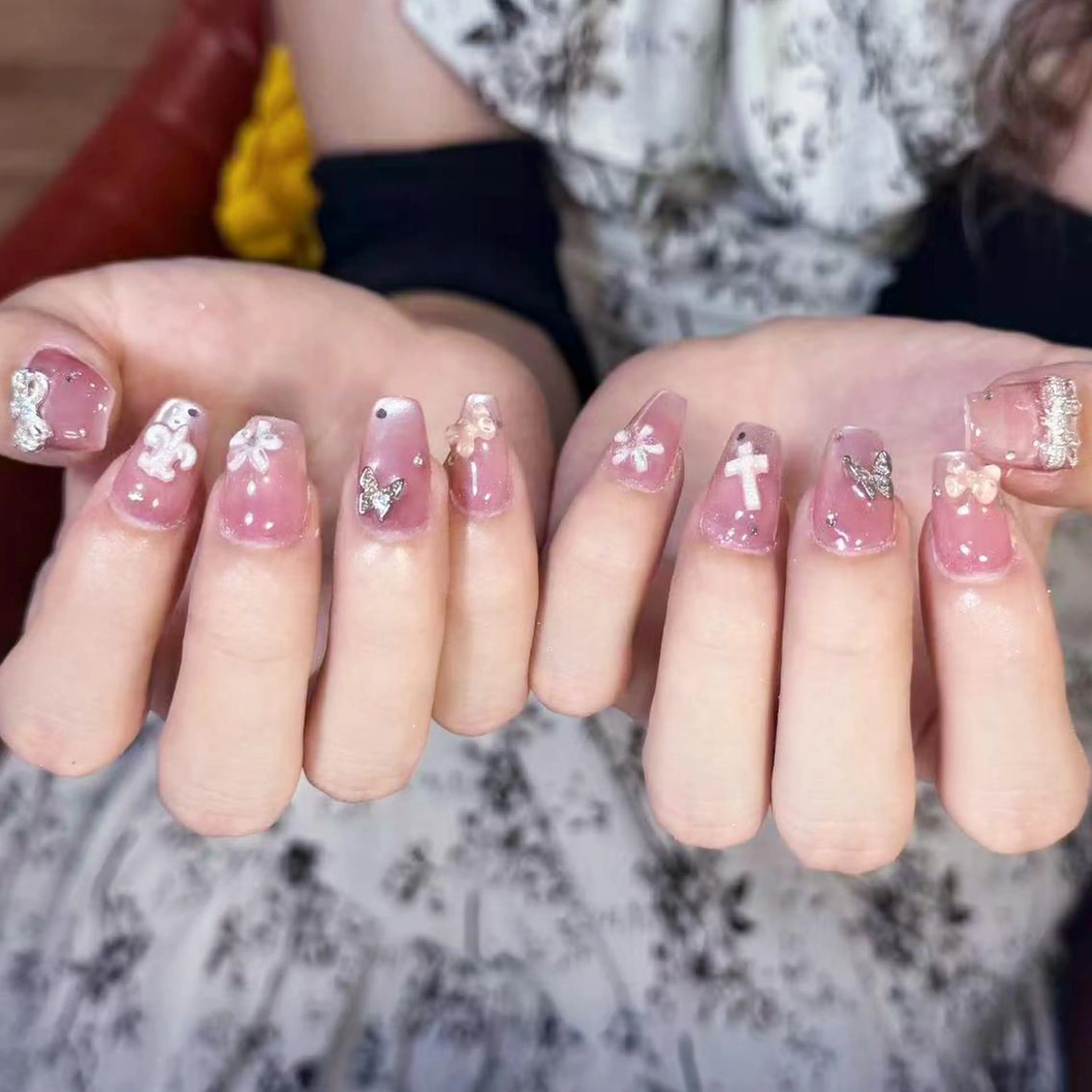 ネイル アートネイル オーロラネイル ガーリー キラキラネイル 韓国ネイル ハンドネイル DIAMOND 💅のネイルデザイン