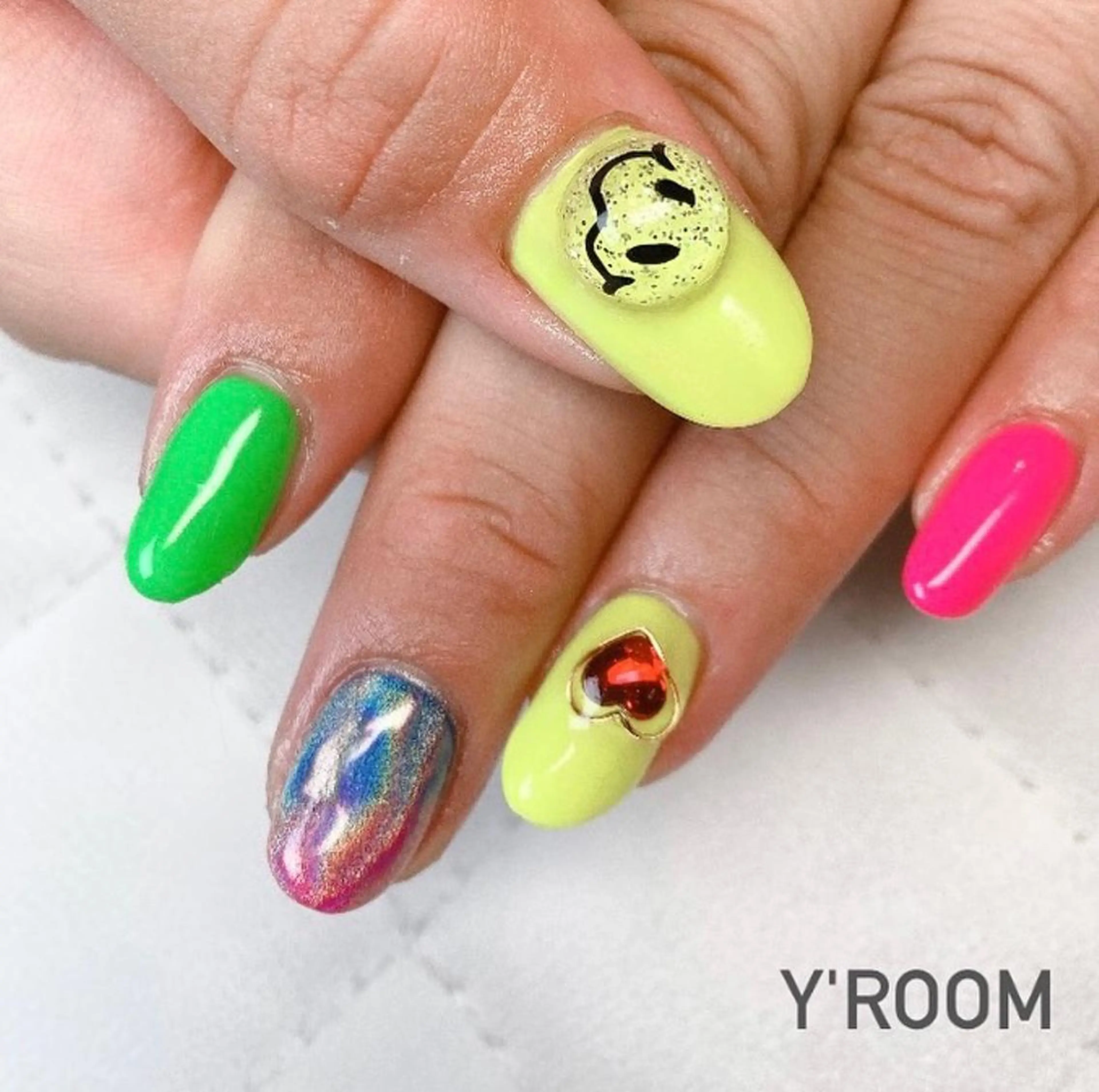 ネイル オーロラネイル フラッシュネイル フットネイル ジェルネイル 氷ネイル・うるうるネイル YUKA （ネイリスト）のネイルデザイン