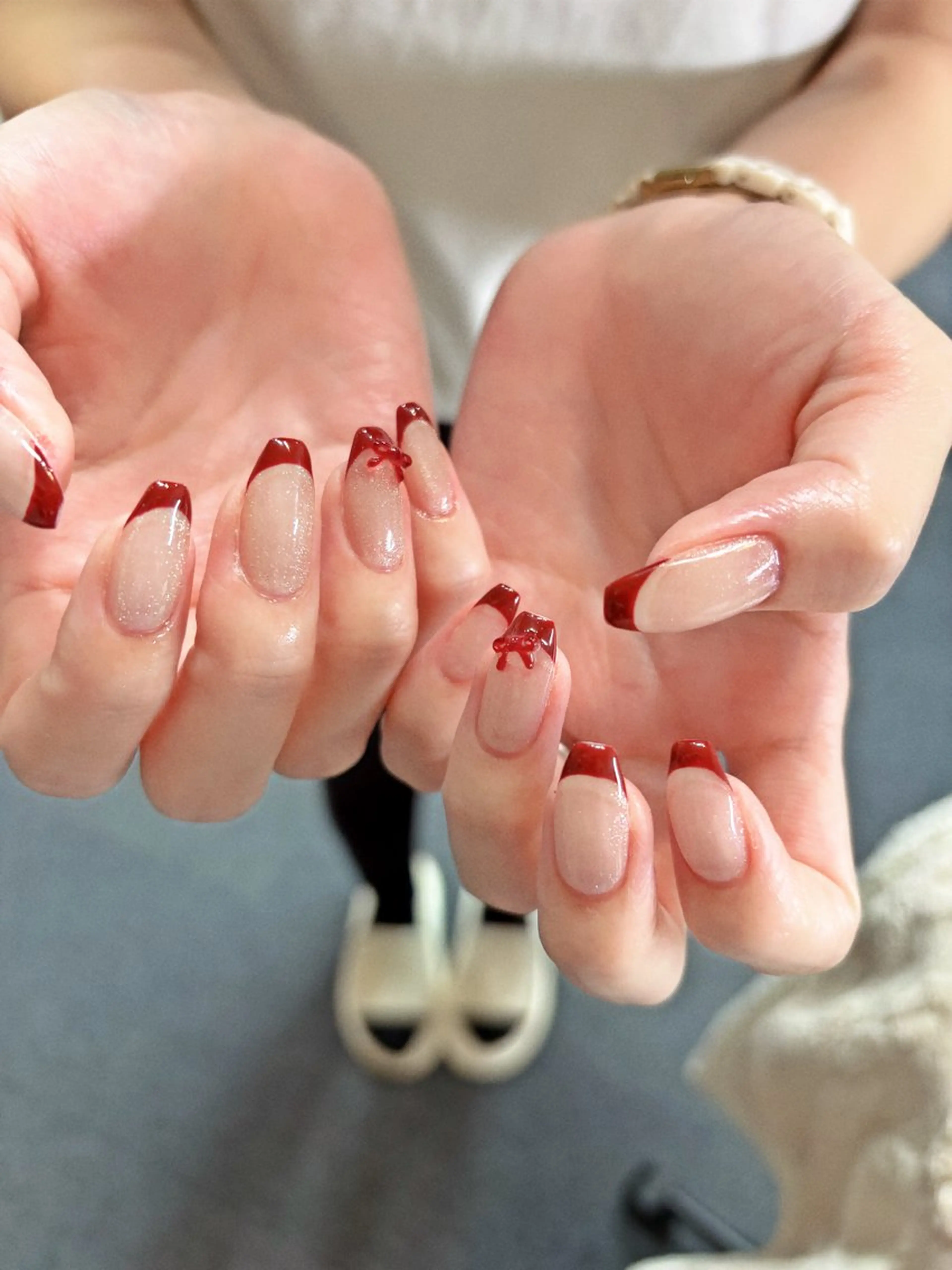 ネイル フレンチネイル キラキラネイル オフィスネイル 赤色 リボン ハンドネイル ハンドケア 🎀NAIL🎀 AI🪄︎︎◝✩のネイルデザイン