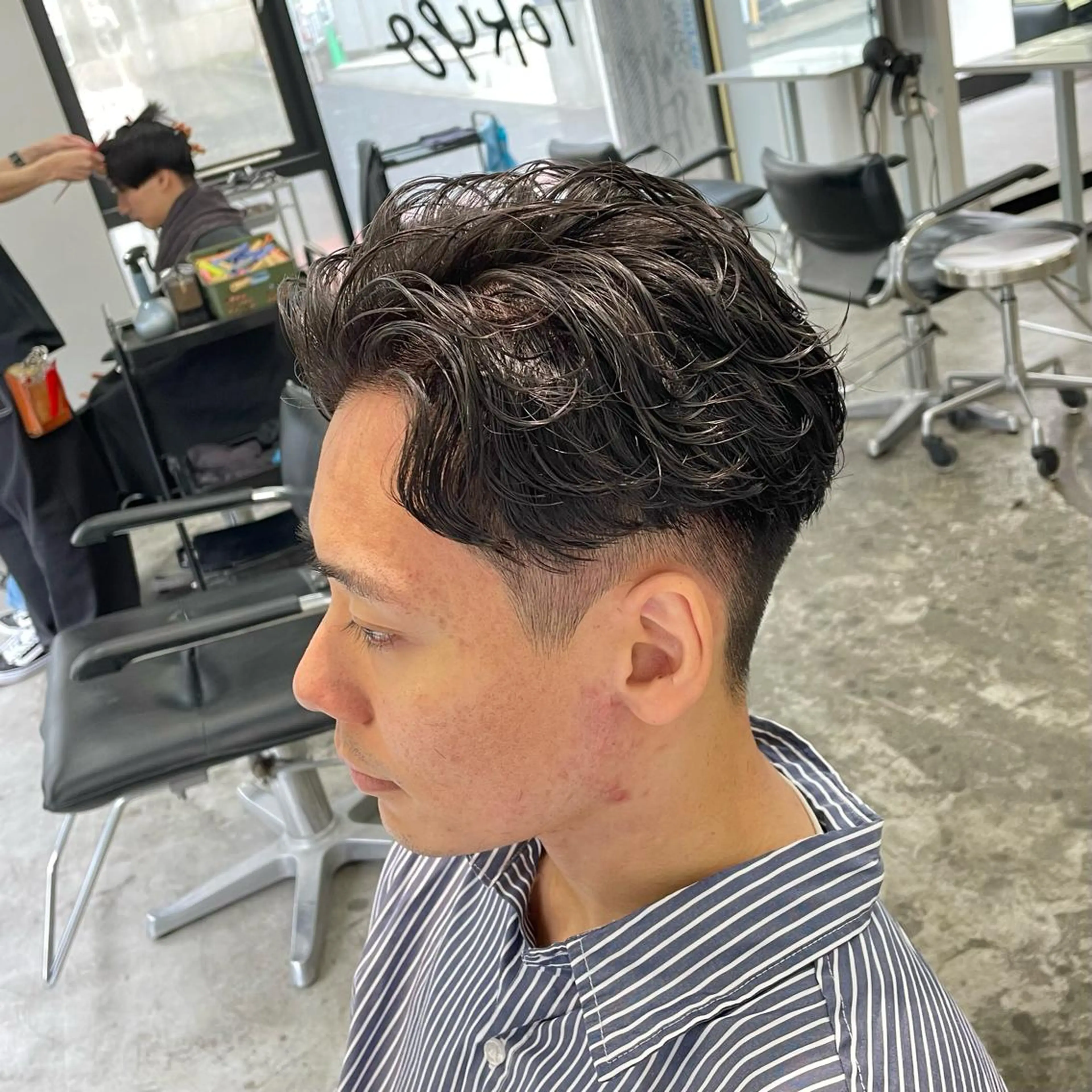 ショート パーマ メンズ センターパート ショートヘア カット パーマ メンズ特化美容師/ 藤戸 椋のヘアスタイル