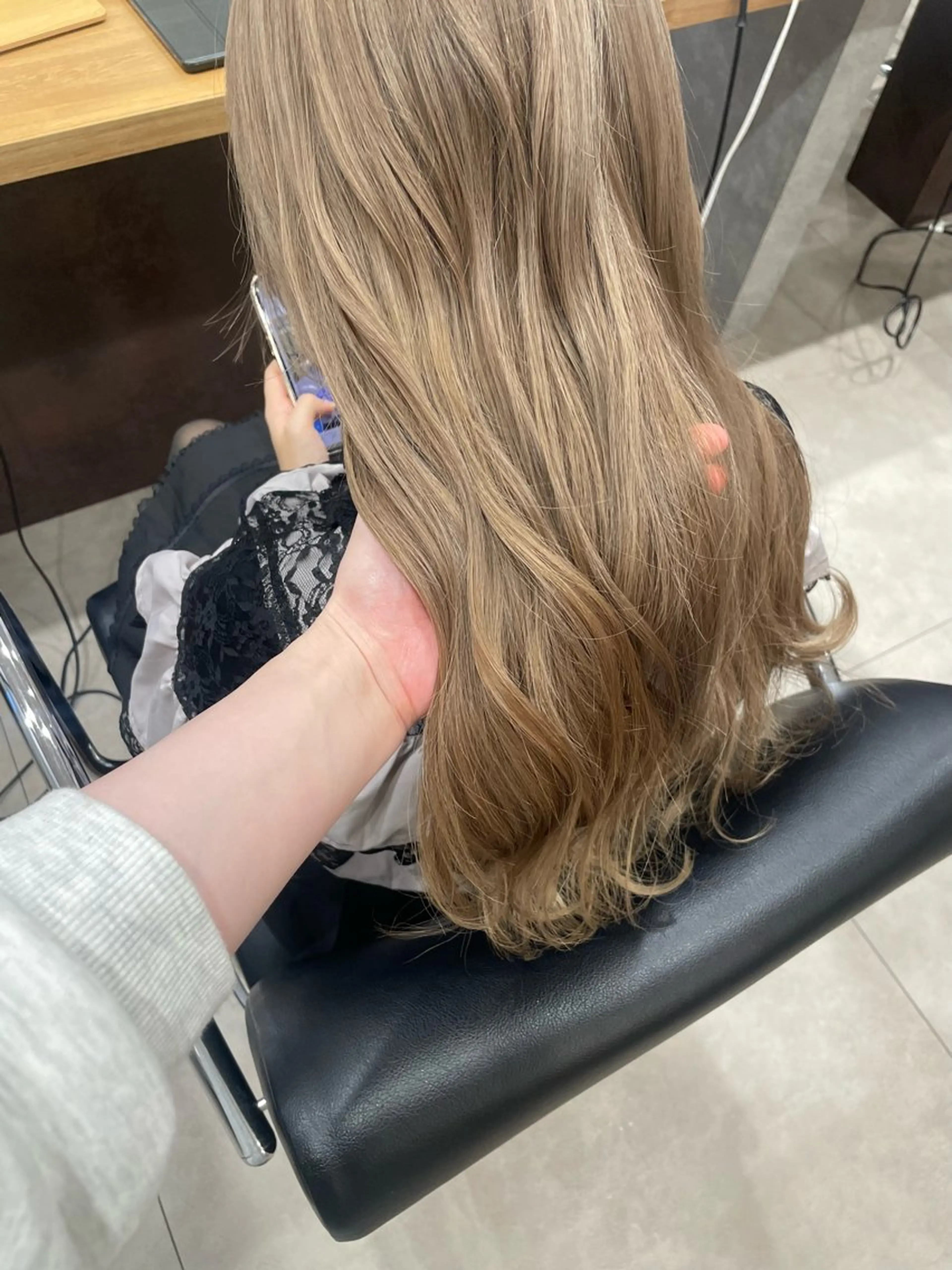 ロング カラー ベージュカラー ブリーチ 透明感カラー ミルクティーベージュ ヘアカラー 佐藤 由依/透明感カラーのヘアスタイル