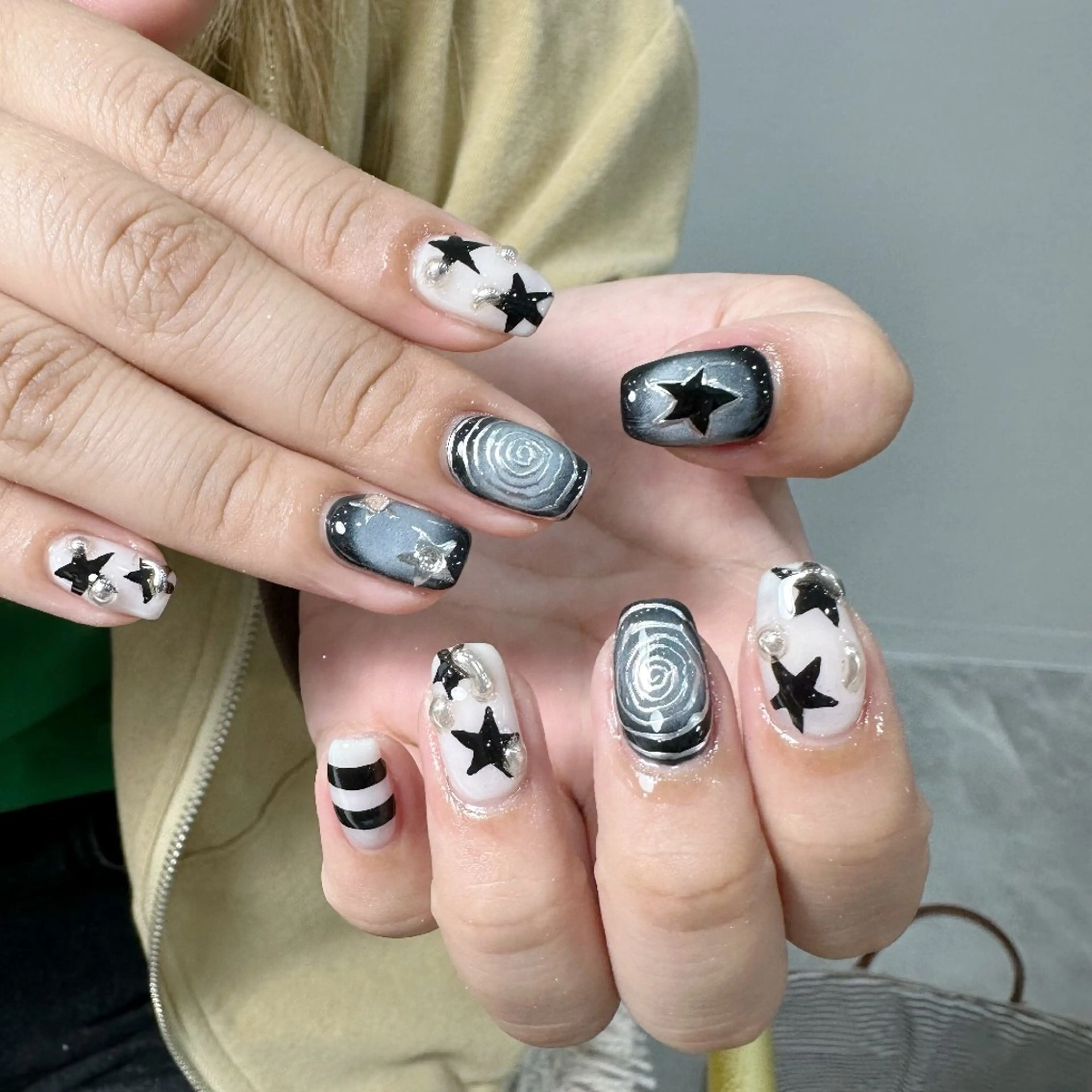 ネイル チークネイル フレンチネイル ジェルネイル ガーリー キラキラネイル ハンドネイル UM Nail Salonのネイルデザイン
