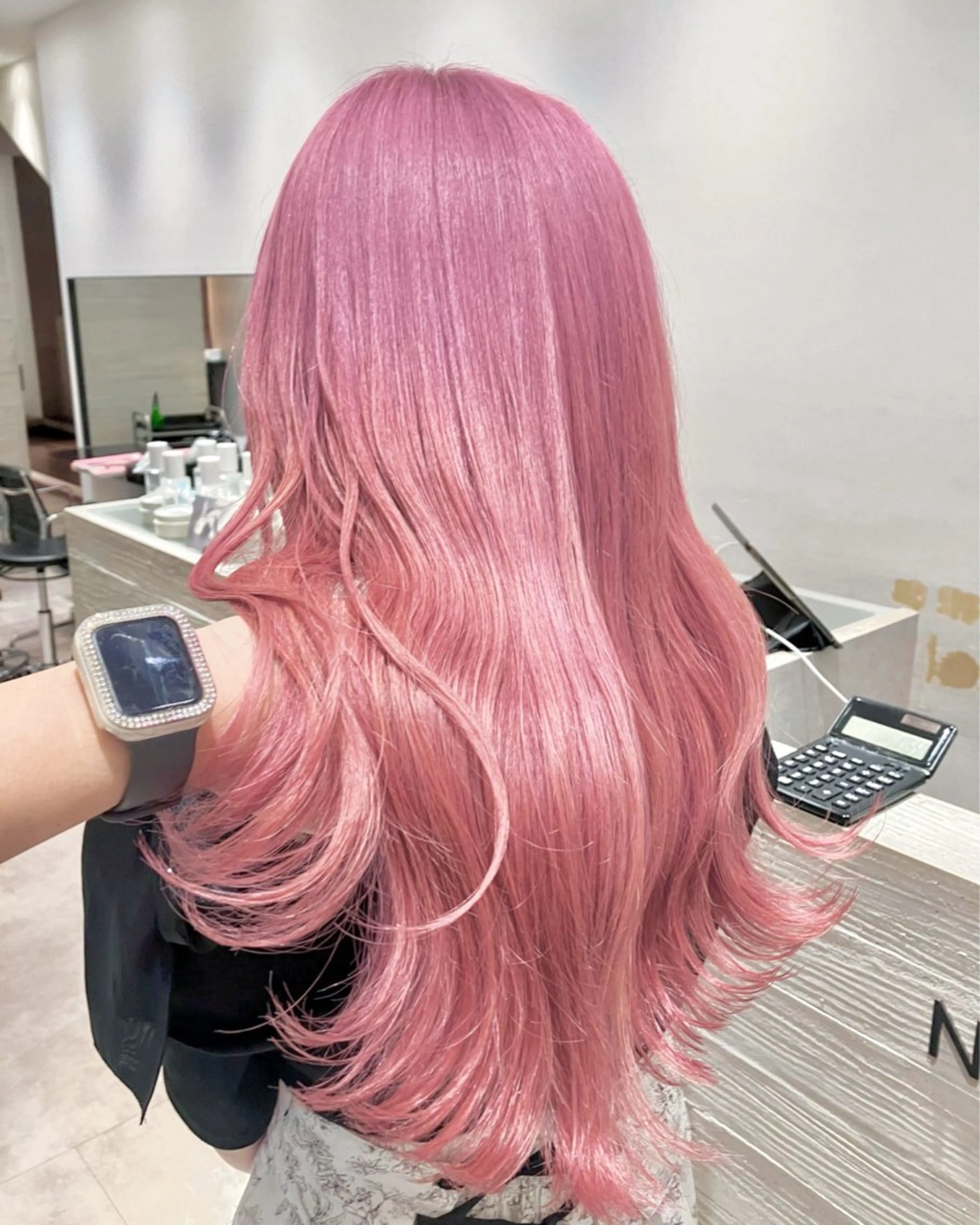 ロング カラー ピンクカラー レイヤーカット カット ヘアカラー サキ🤍ハイトーン 🩰くびれ巻きヘアのヘアスタイル
