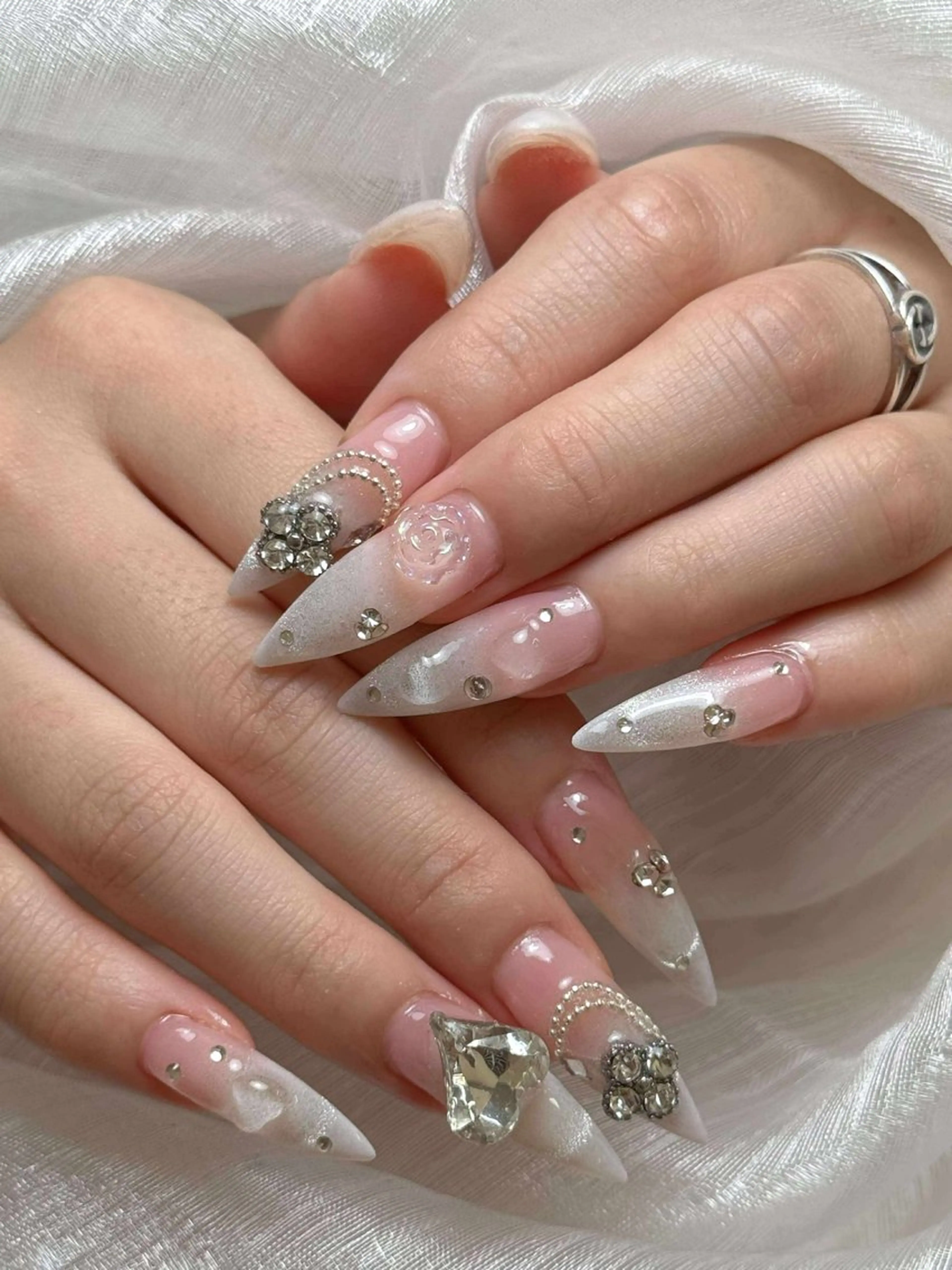 ネイル チークネイル ハート ホログラムネイル ミラーネイル ニュアンスネイル ハンドネイル Nie Nail Salon所属・Nie Nail Shinokuboのネイルデザイン