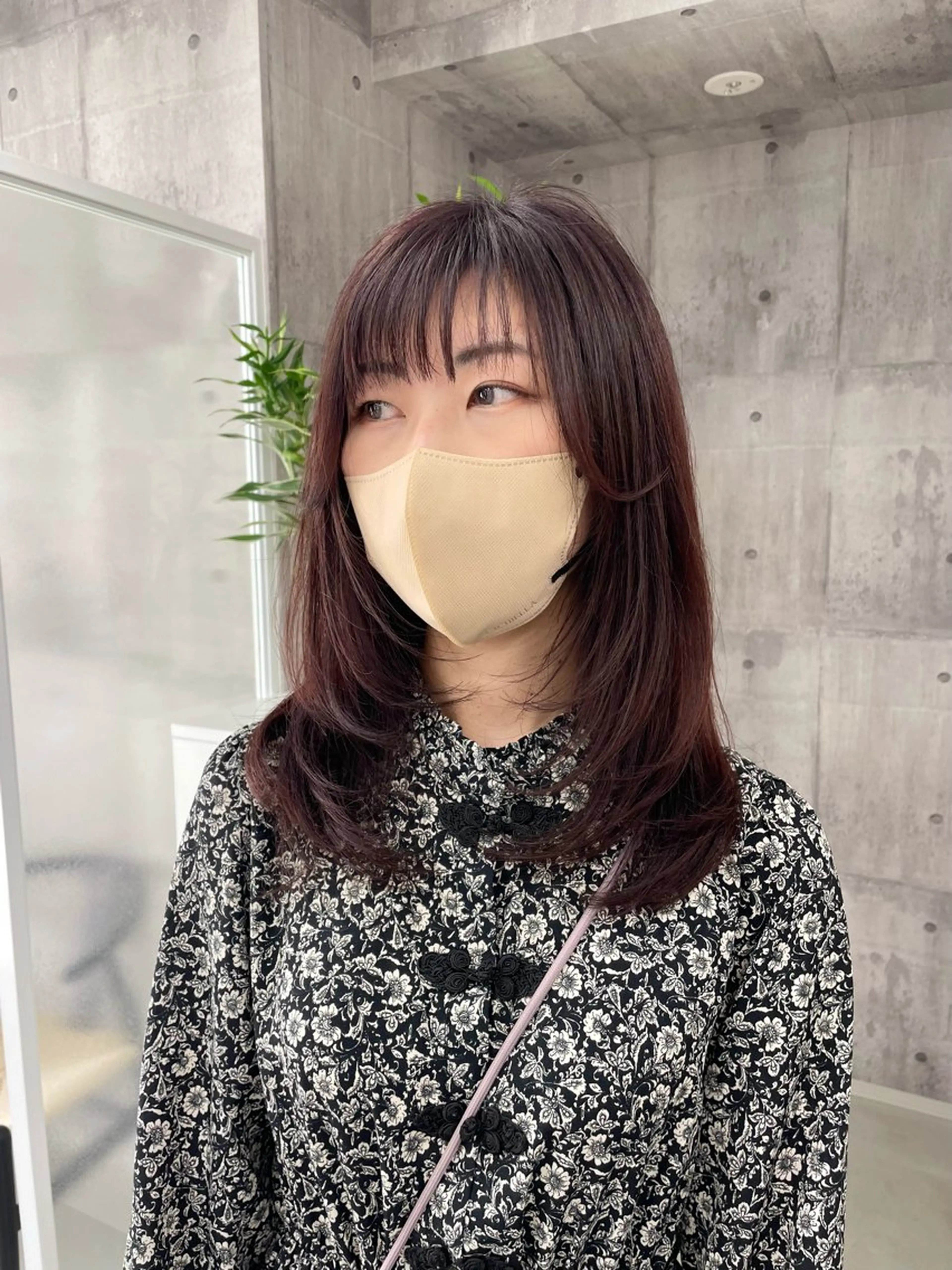 ミディアム カラー ブラウンカラー レッドカラー レッドブラウン レイヤーカット 錦 茉李のヘアスタイル