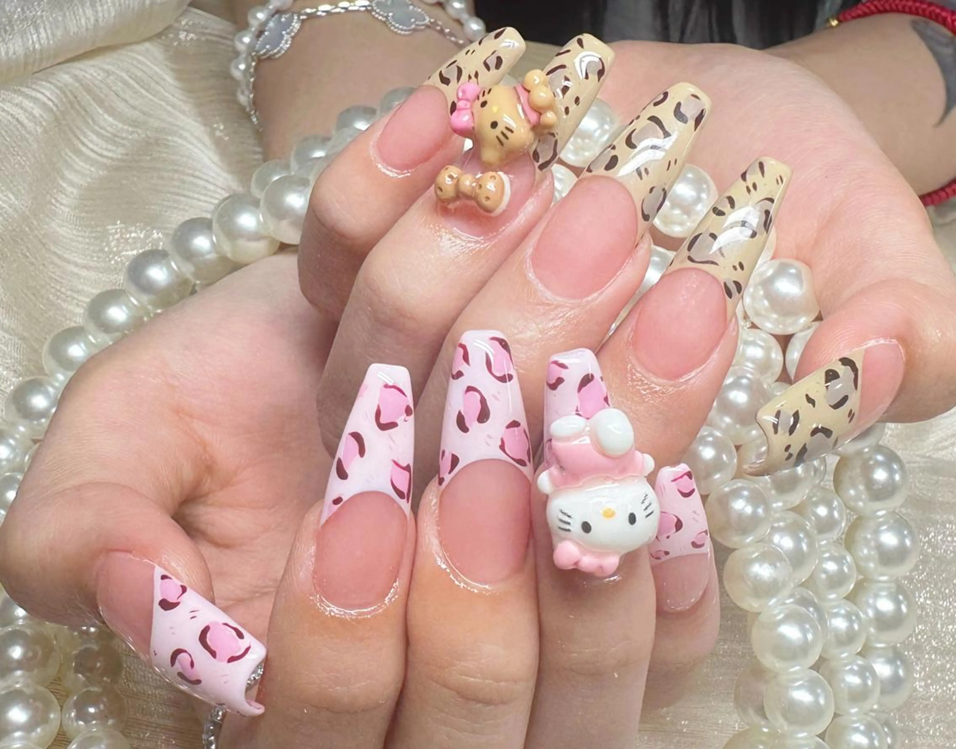 ネイル オーロラネイル 長さ出し フレンチネイル ガーリー キラキラネイル ハンドネイル ハンドケア NANAKO 🌼のネイルデザイン