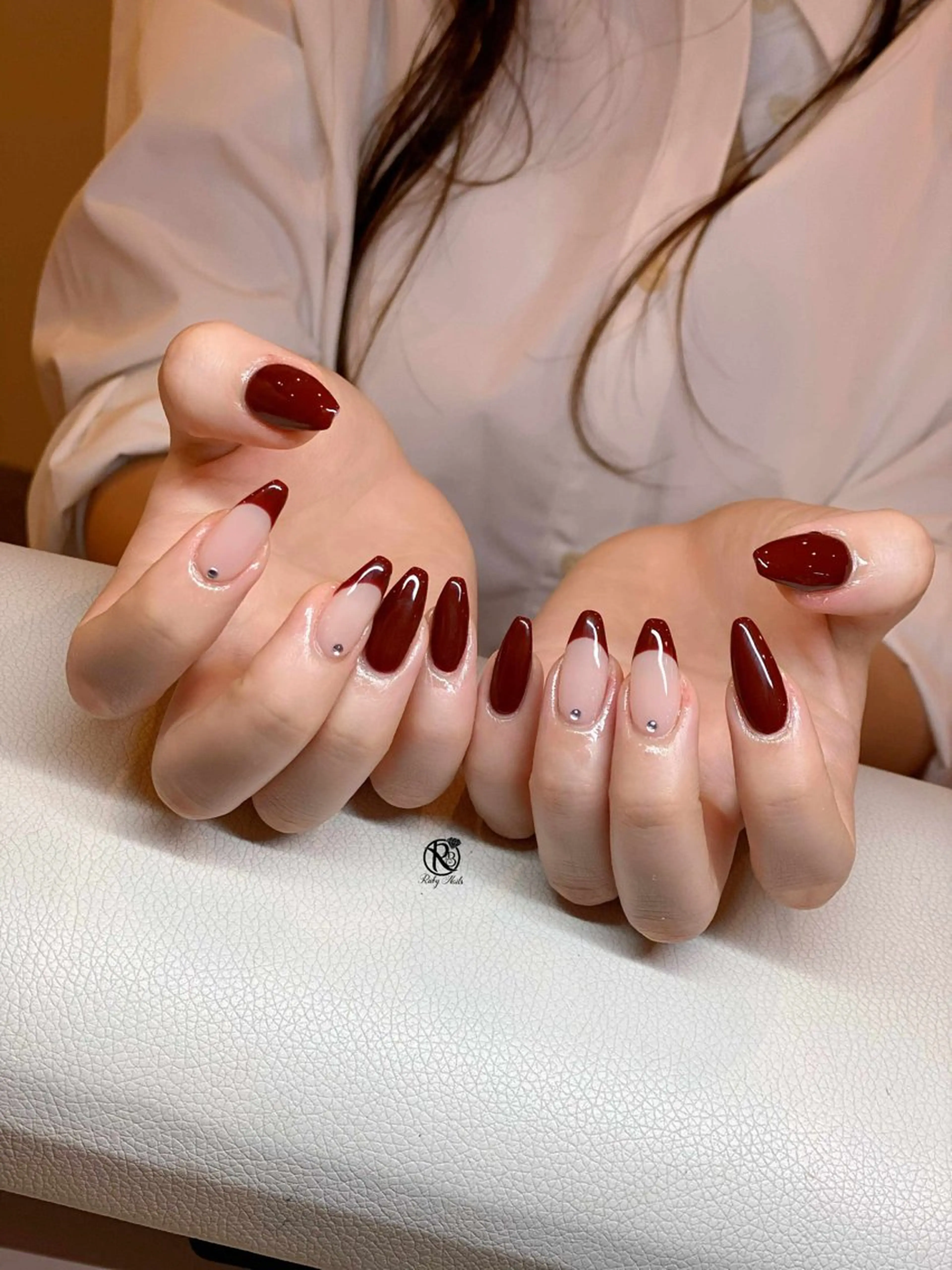 ネイル ボルドー ブラウン チークネイル ドット フットネイル ハンドネイル RUBY Nail 日暮里店のネイルデザイン