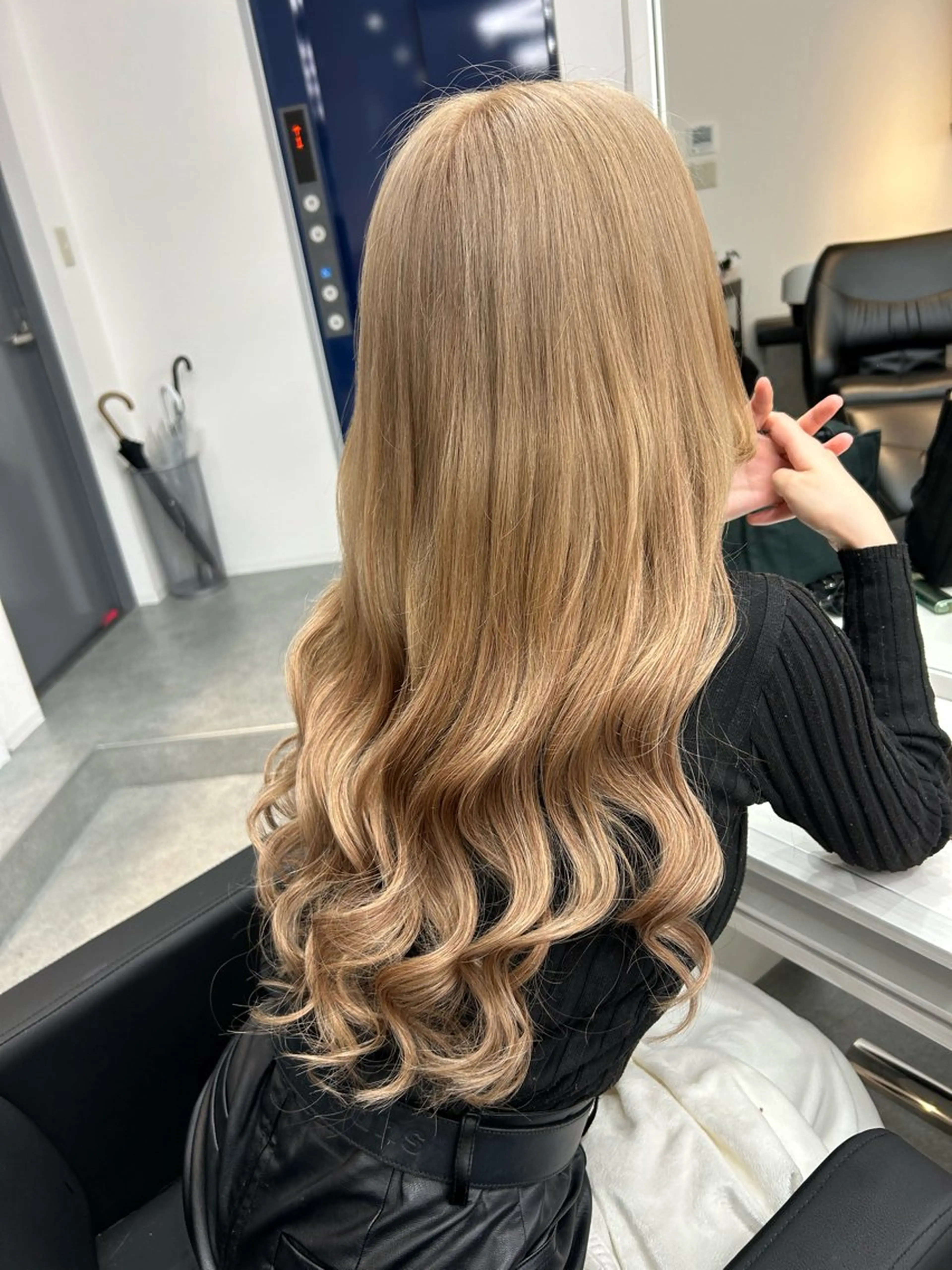 ロング カラー シールエクステ バレイヤージュ ブリーチ ブロンド ハイライトカラー alpha. カラーエクステ下妻のヘアスタイル