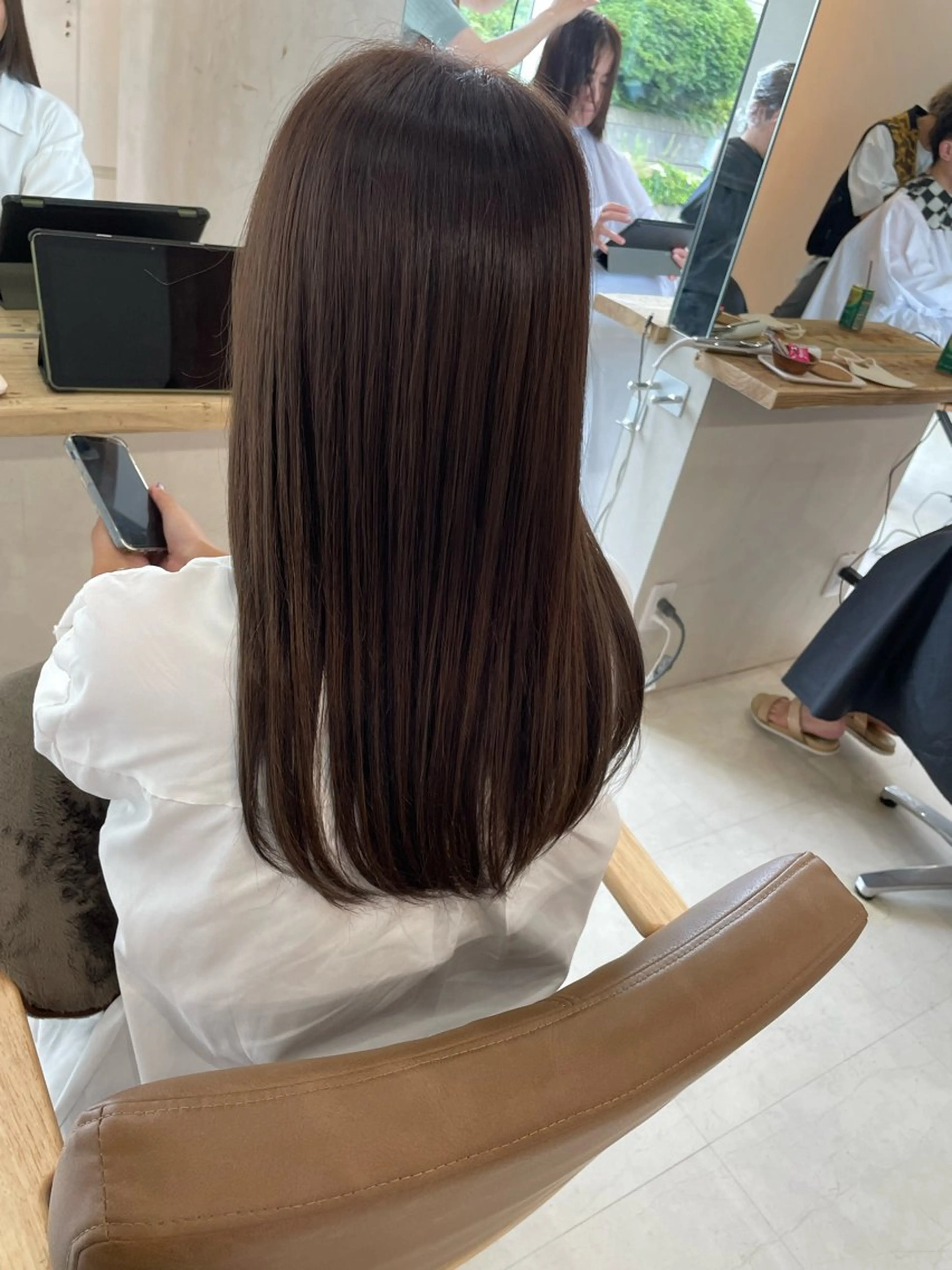 セミロング チョコレートブラウン ヘアカラー アルーナビューティデザイン所属・鈴木 妃帆未のヘアスタイル