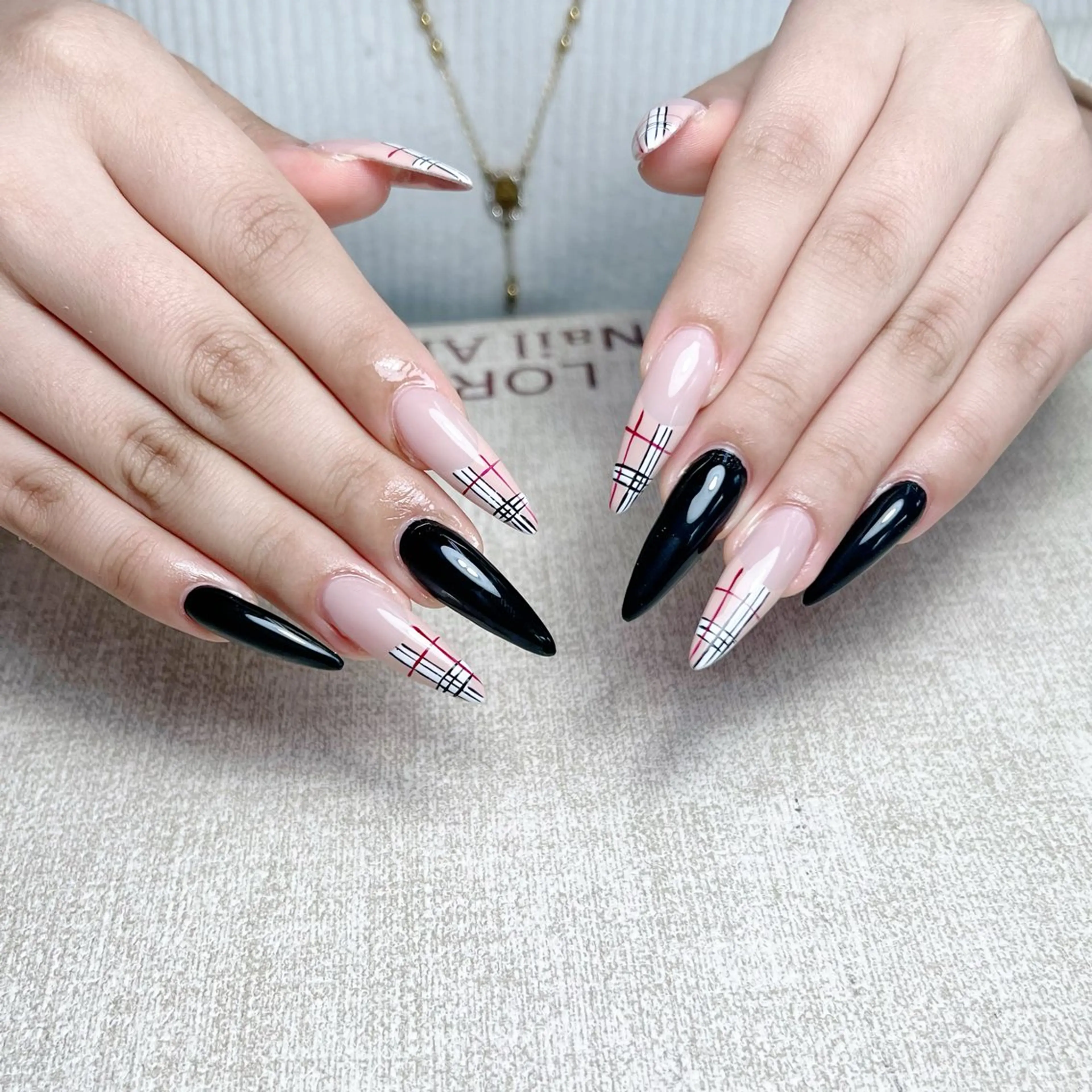 ネイル グリーン キラキラネイル ラメ(グリッター) ニュアンスネイル 赤色 ハンドネイル ハンドケア ぱん ちゃんのネイルデザイン