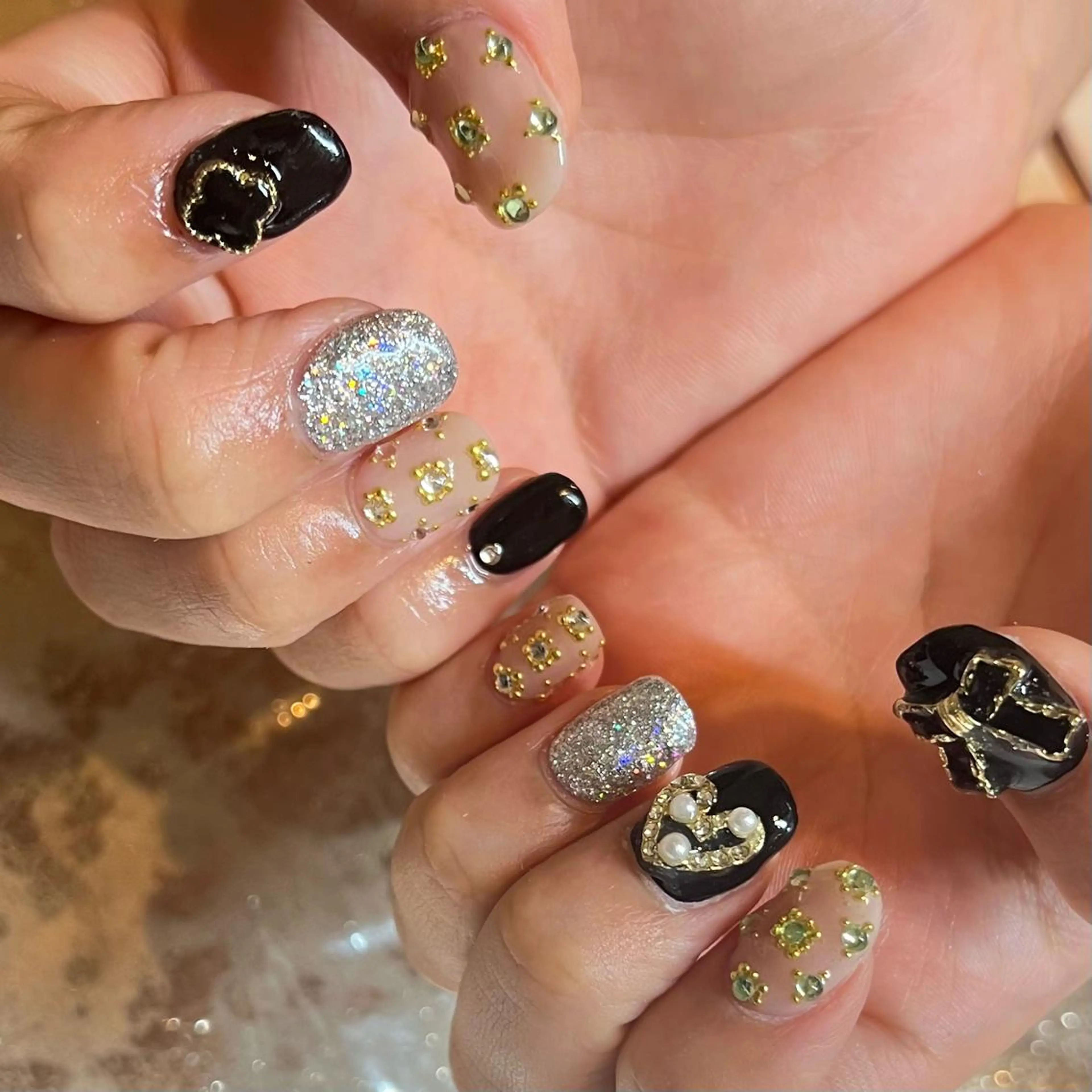 ショート ネイル アートネイル ストーンネイル ハンドネイル H🌺 NAILのネイルデザイン